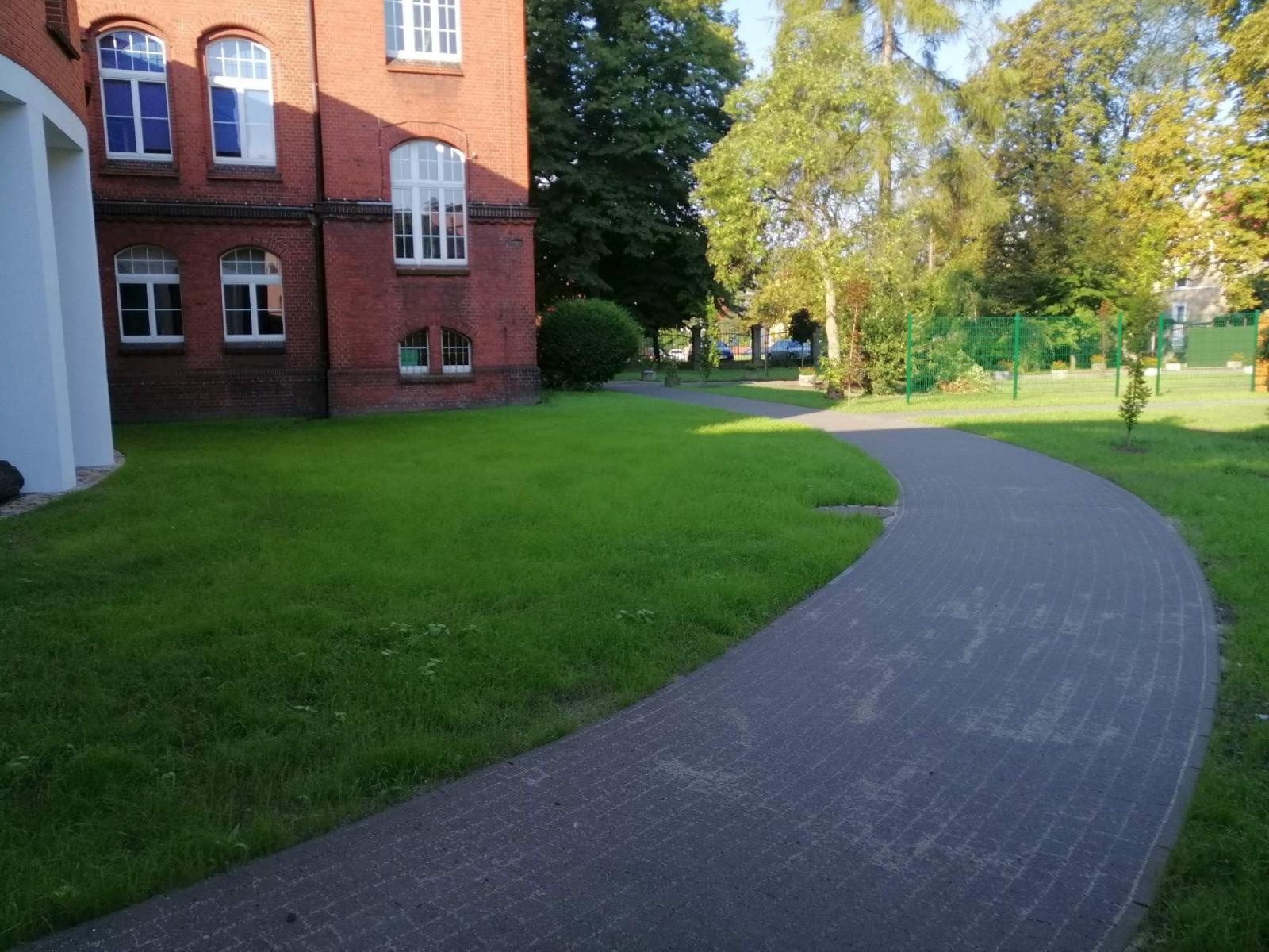 Zdjęcie w galerii na portalu naszraciborz.pl: Otwarty ogród - zielona oaza spotkań, nauki, sztuki i relaksu w I LO wiadomości z regionu