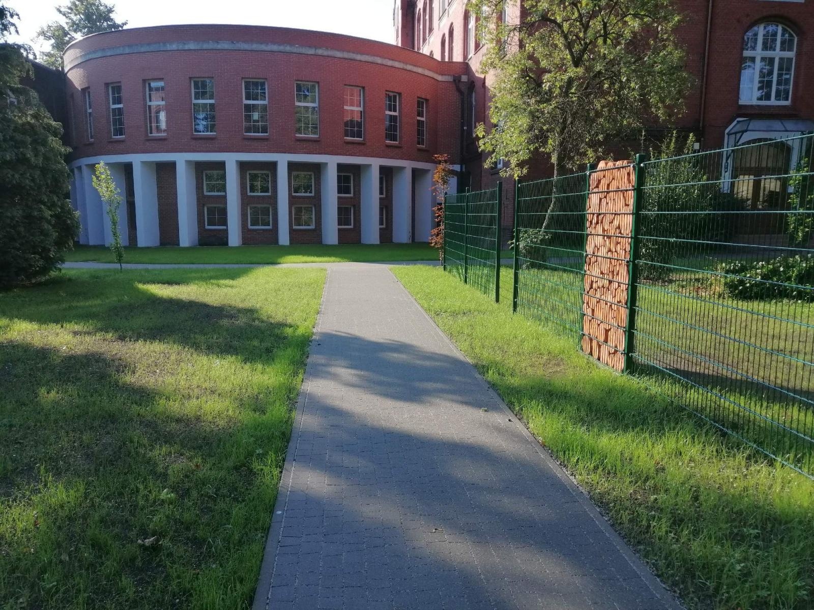 Zdjęcie w galerii na portalu naszraciborz.pl: Otwarty ogród - zielona oaza spotkań, nauki, sztuki i relaksu w I LO wiadomości z regionu