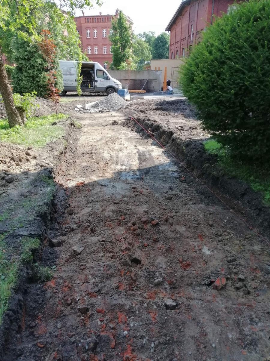 Zdjęcie w galerii na portalu naszraciborz.pl: Otwarty ogród - zielona oaza spotkań, nauki, sztuki i relaksu w I LO wiadomości z regionu