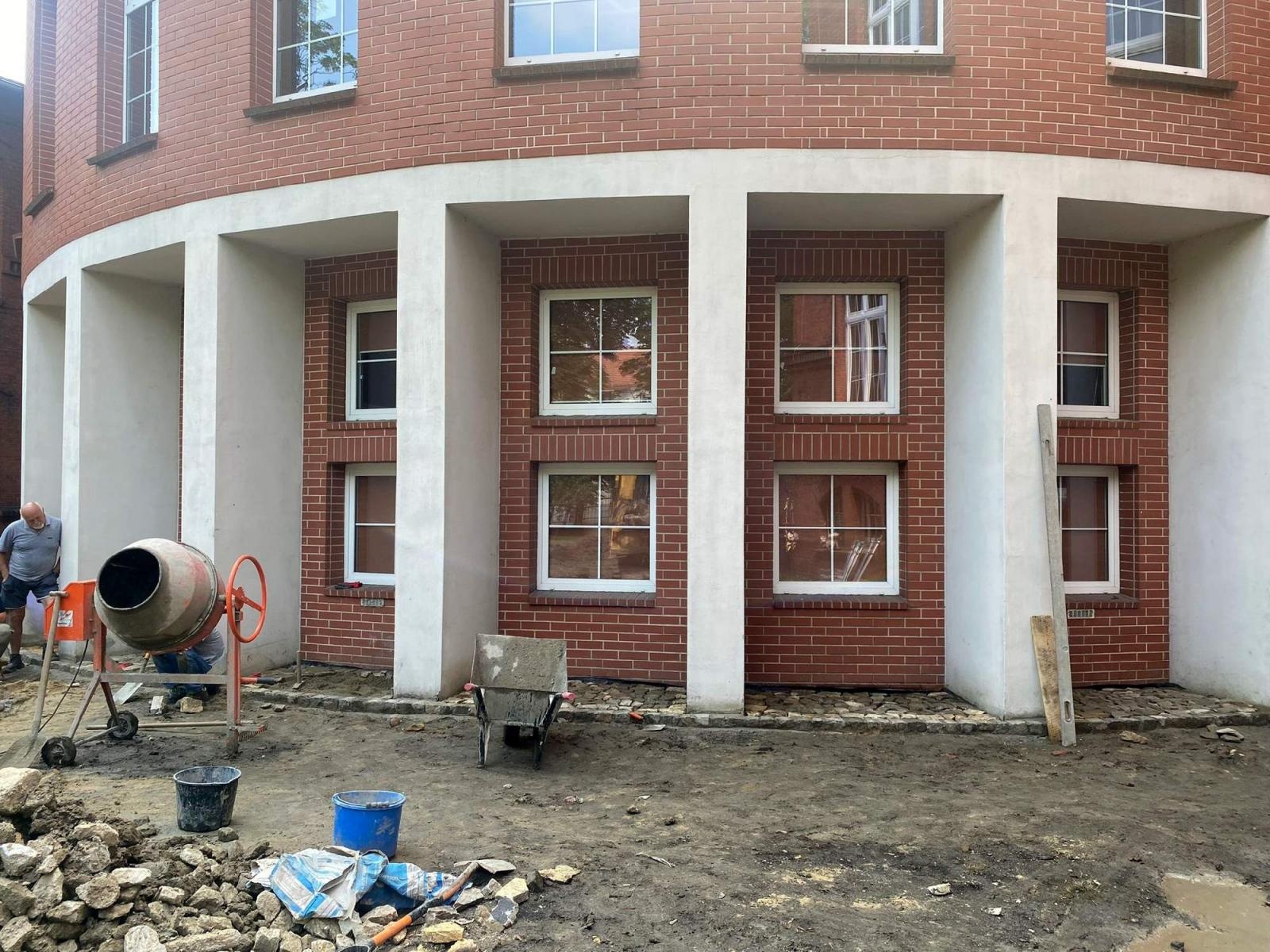 Zdjęcie w galerii na portalu naszraciborz.pl: Otwarty ogród - zielona oaza spotkań, nauki, sztuki i relaksu w I LO wiadomości z regionu