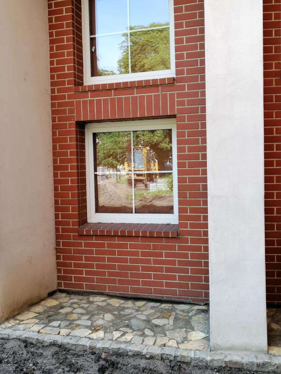 Zdjęcie w galerii na portalu naszraciborz.pl: Otwarty ogród - zielona oaza spotkań, nauki, sztuki i relaksu w I LO wiadomości z regionu