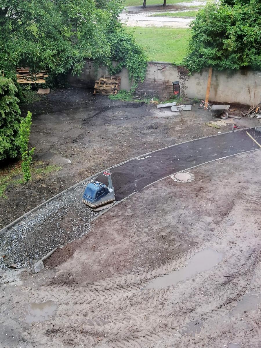 Zdjęcie w galerii na portalu naszraciborz.pl: Otwarty ogród - zielona oaza spotkań, nauki, sztuki i relaksu w I LO wiadomości z regionu