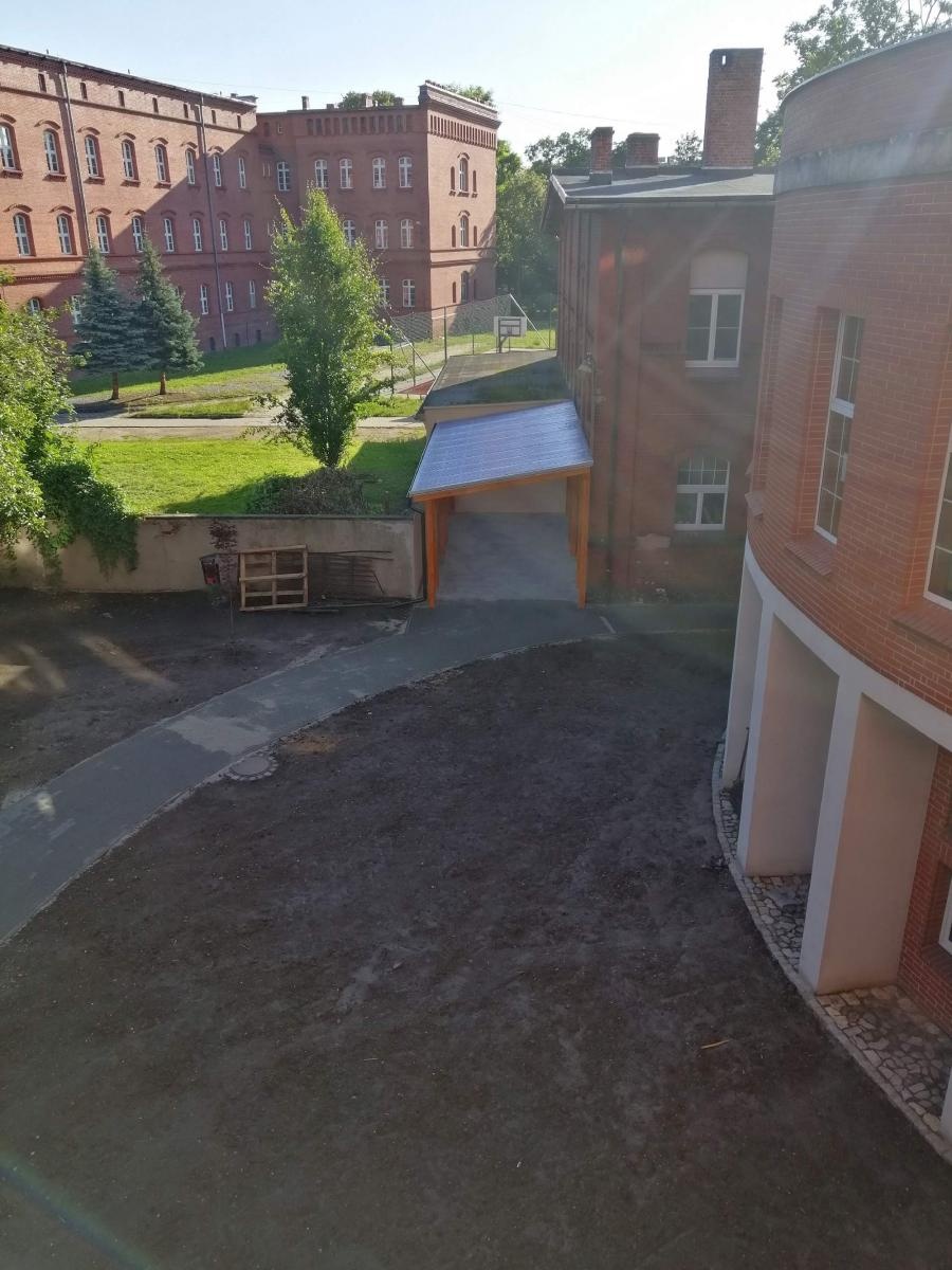 Zdjęcie w galerii na portalu naszraciborz.pl: Otwarty ogród - zielona oaza spotkań, nauki, sztuki i relaksu w I LO wiadomości z regionu