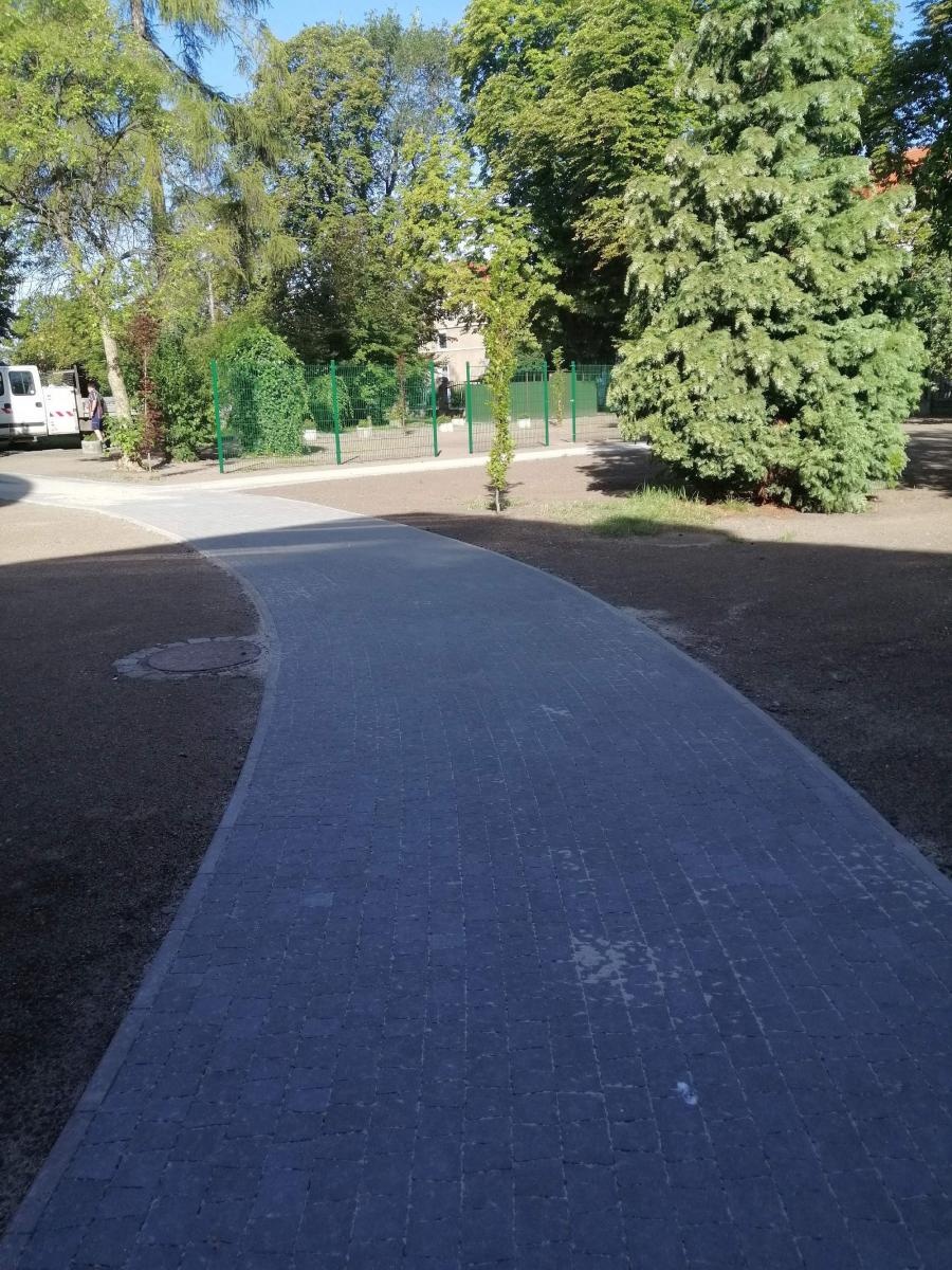 Zdjęcie w galerii na portalu naszraciborz.pl: Otwarty ogród - zielona oaza spotkań, nauki, sztuki i relaksu w I LO wiadomości z regionu