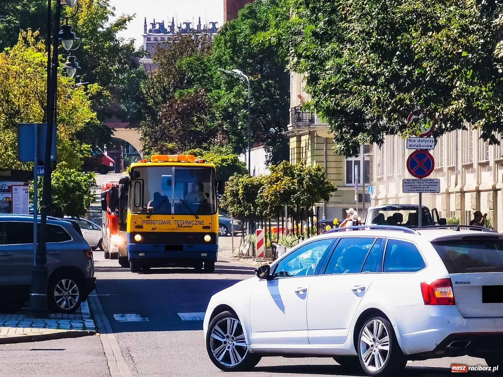 Zdjęcie w galerii na portalu naszraciborz.pl: Kobieta chciała skoczyć z okna na dziewiątym piętrze. Tragedii zapobiegł dyspozytor  wiadomości z regionu