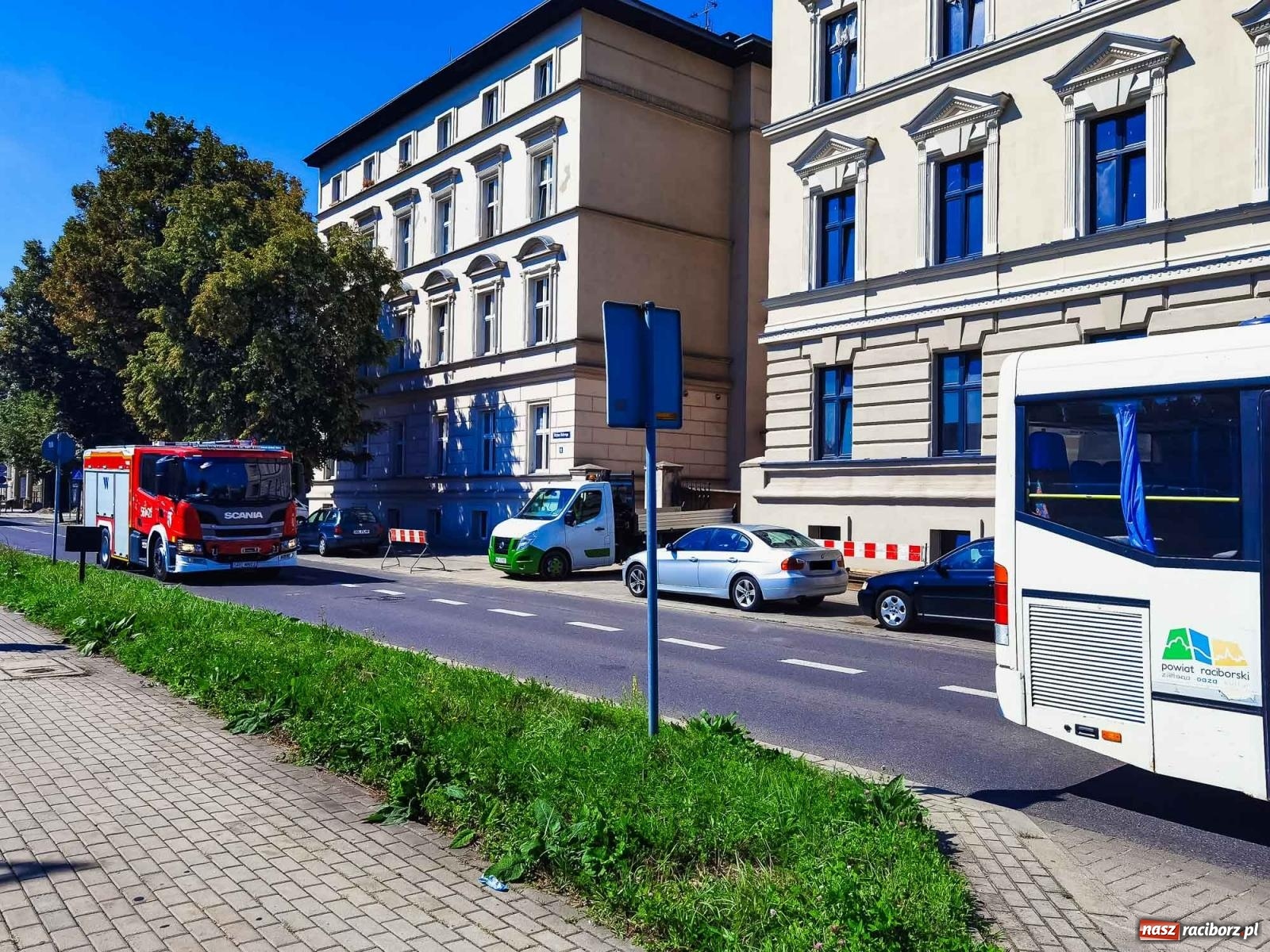 Zdjęcie w galerii na portalu naszraciborz.pl: Kobieta chciała skoczyć z okna na dziewiątym piętrze. Tragedii zapobiegł dyspozytor  wiadomości z regionu