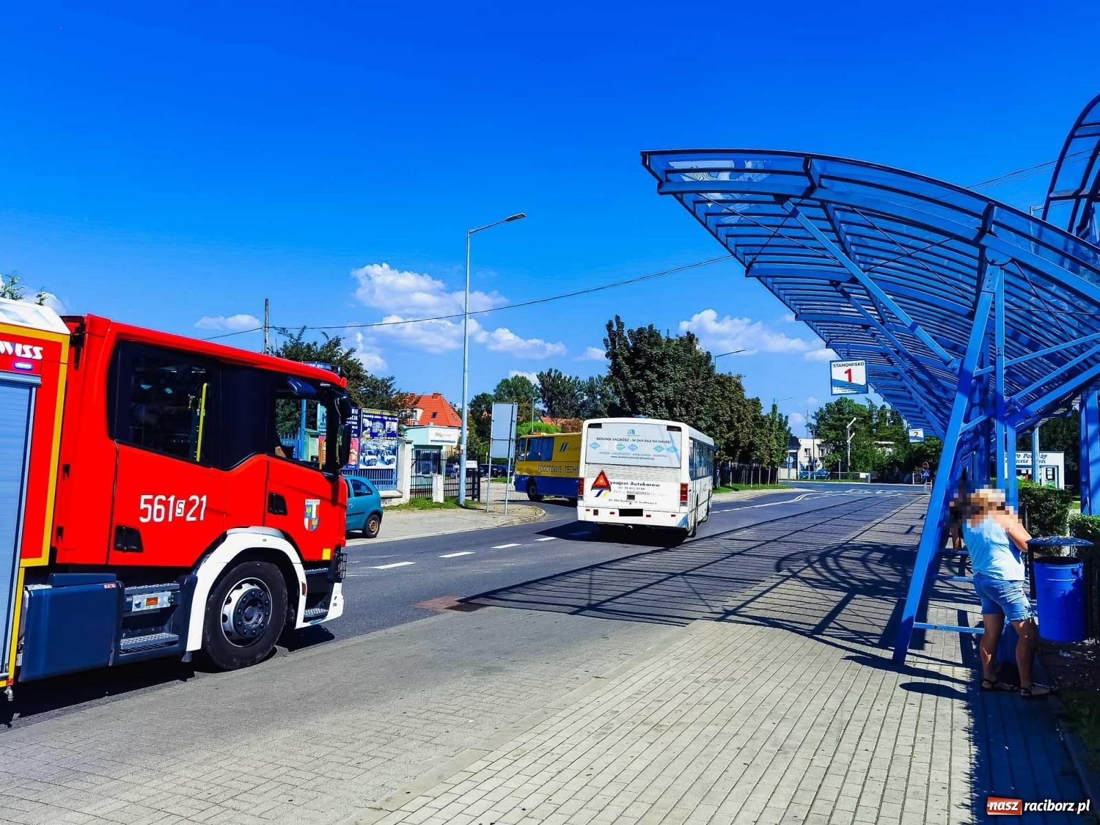 Zdjęcie w galerii na portalu naszraciborz.pl: Kobieta chciała skoczyć z okna na dziewiątym piętrze. Tragedii zapobiegł dyspozytor  wiadomości z regionu