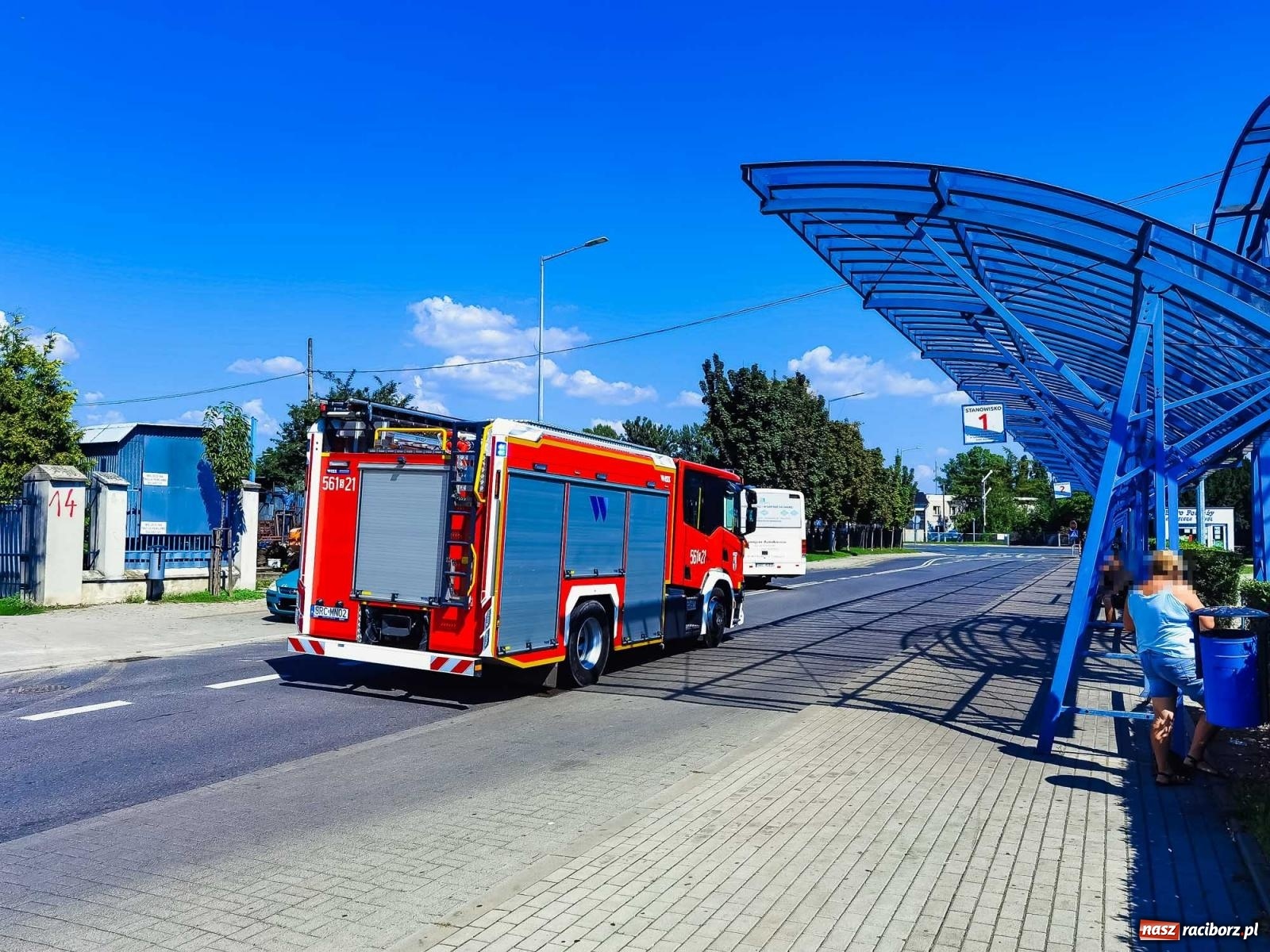 Zdjęcie w galerii na portalu naszraciborz.pl: Kobieta chciała skoczyć z okna na dziewiątym piętrze. Tragedii zapobiegł dyspozytor  wiadomości z regionu