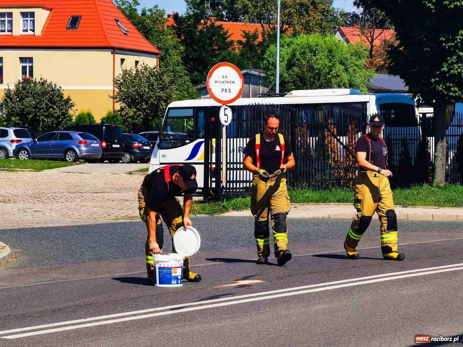 Zdjęcie w galerii na portalu naszraciborz.pl: Kobieta chciała skoczyć z okna na dziewiątym piętrze. Tragedii zapobiegł dyspozytor  wiadomości z regionu