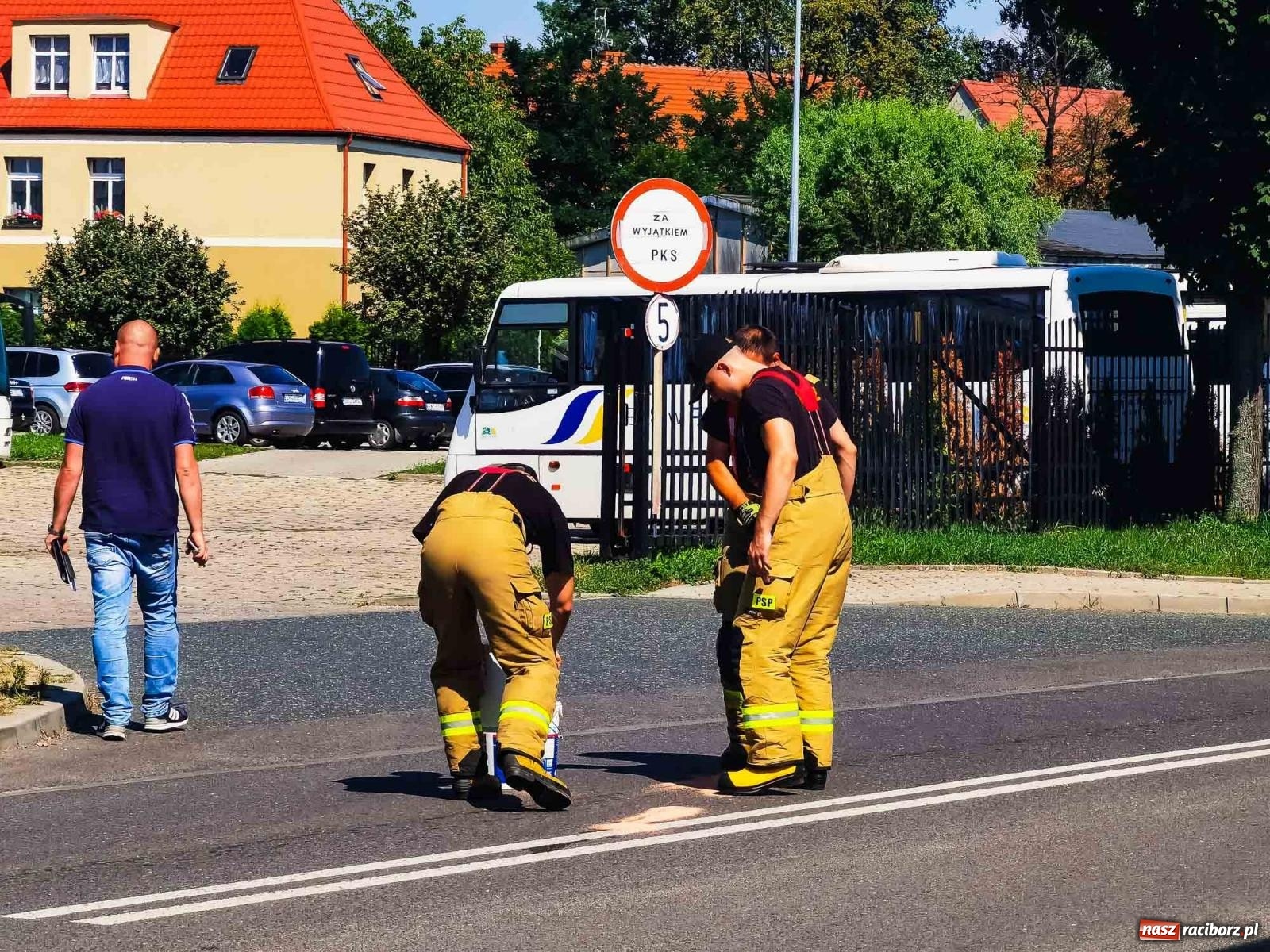 Zdjęcie w galerii na portalu naszraciborz.pl: Kobieta chciała skoczyć z okna na dziewiątym piętrze. Tragedii zapobiegł dyspozytor  wiadomości z regionu