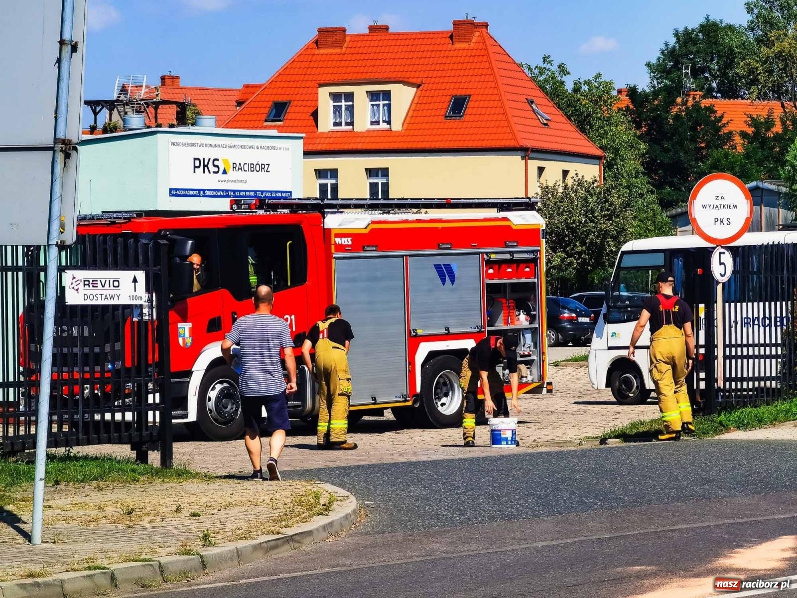 Zdjęcie w galerii na portalu naszraciborz.pl: Kobieta chciała skoczyć z okna na dziewiątym piętrze. Tragedii zapobiegł dyspozytor  wiadomości z regionu