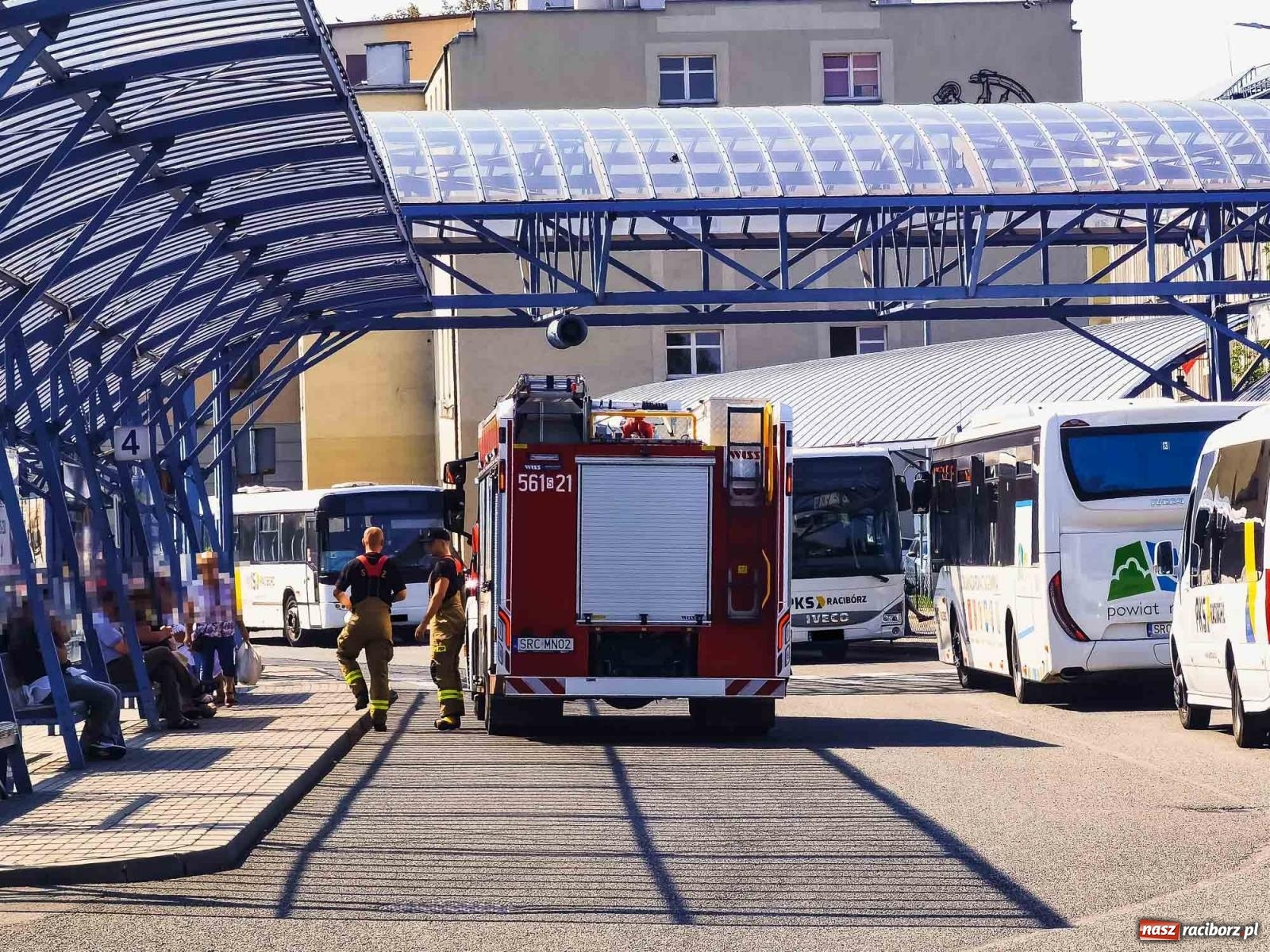 Zdjęcie w galerii na portalu naszraciborz.pl: Kobieta chciała skoczyć z okna na dziewiątym piętrze. Tragedii zapobiegł dyspozytor  wiadomości z regionu