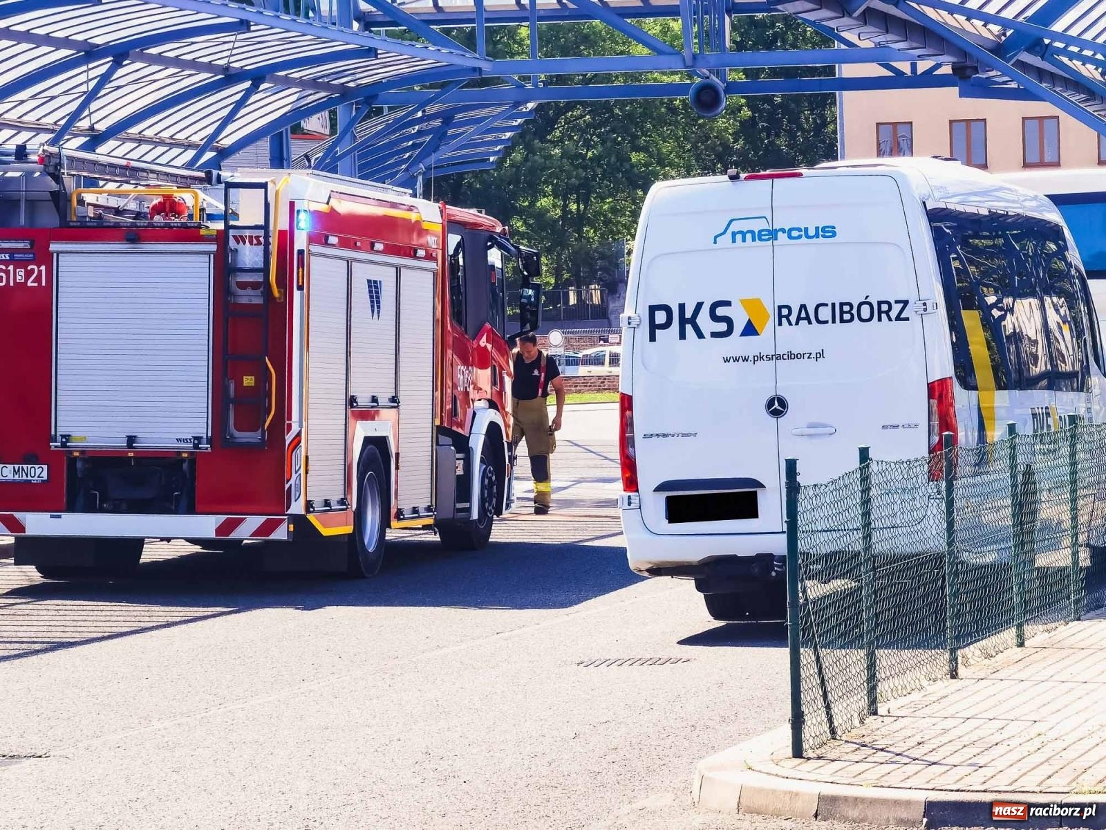 Zdjęcie w galerii na portalu naszraciborz.pl: Kobieta chciała skoczyć z okna na dziewiątym piętrze. Tragedii zapobiegł dyspozytor  wiadomości z regionu