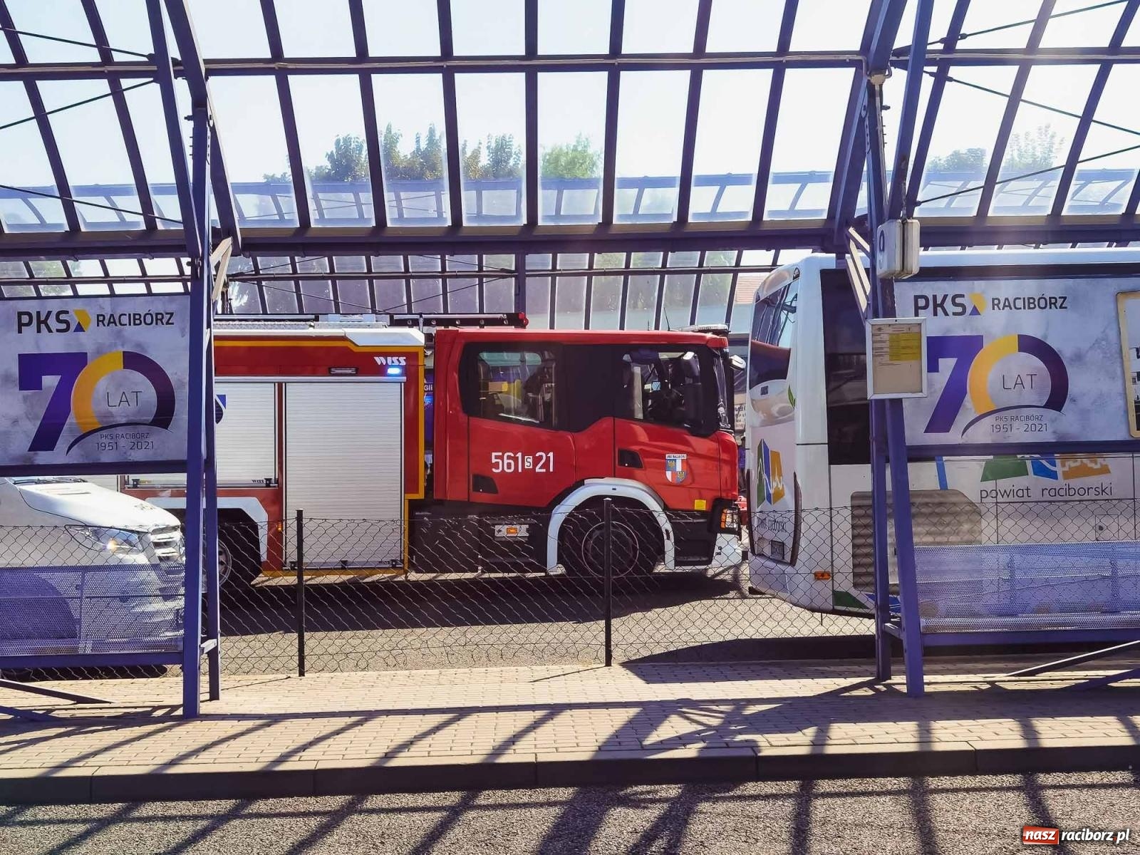 Zdjęcie w galerii na portalu naszraciborz.pl: Kobieta chciała skoczyć z okna na dziewiątym piętrze. Tragedii zapobiegł dyspozytor  wiadomości z regionu