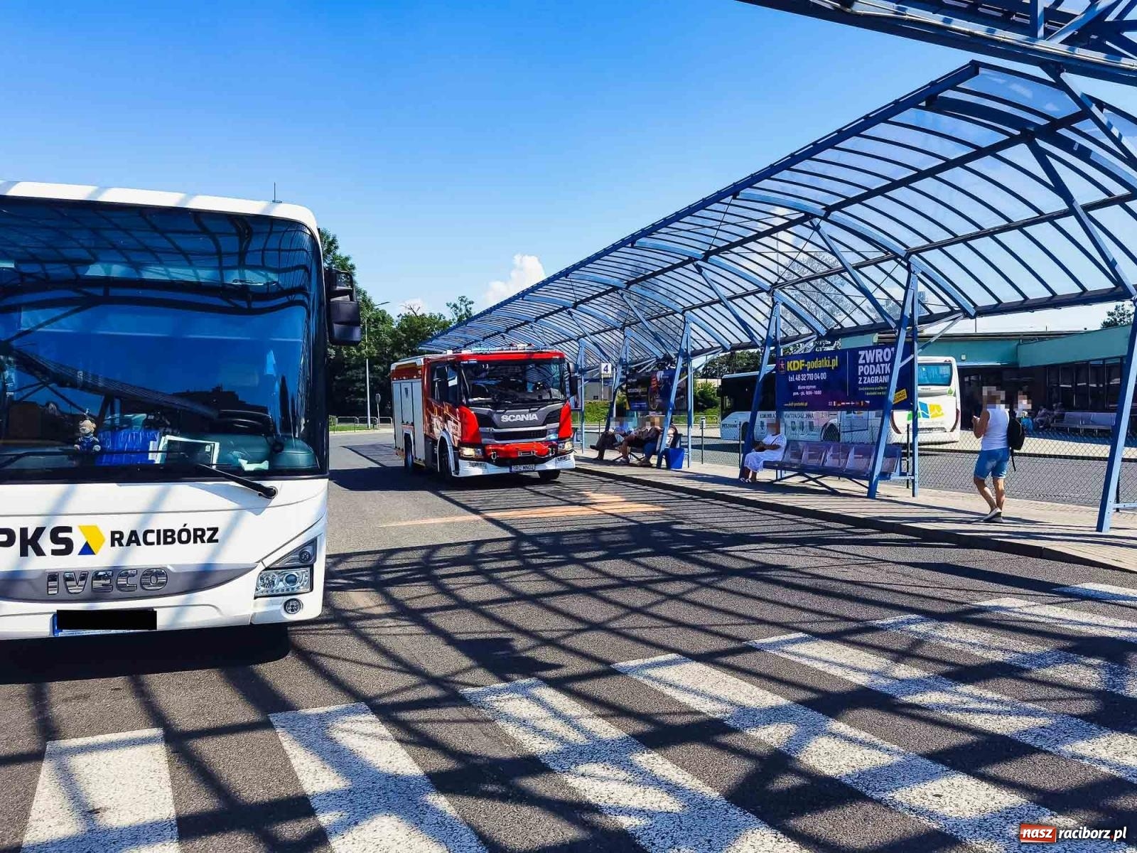 Zdjęcie w galerii na portalu naszraciborz.pl: Kobieta chciała skoczyć z okna na dziewiątym piętrze. Tragedii zapobiegł dyspozytor  wiadomości z regionu