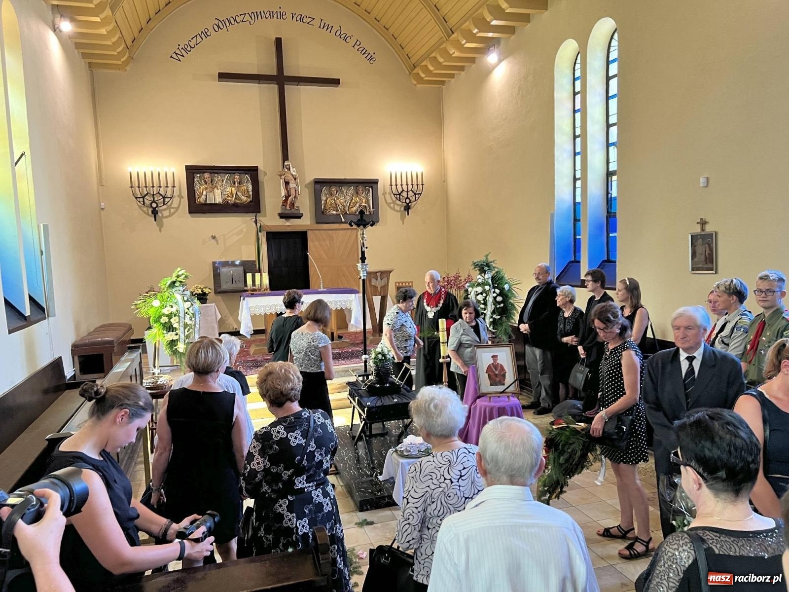 Zdjęcie w galerii na portalu naszraciborz.pl: Na cmentarzu Jeruzalem pożegnano prof. Mariana Kapicę [FOTO i WIDEO] wiadomości z regionu