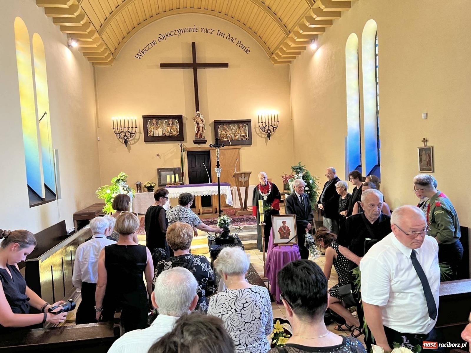 Zdjęcie w galerii na portalu naszraciborz.pl: Na cmentarzu Jeruzalem pożegnano prof. Mariana Kapicę [FOTO i WIDEO] wiadomości z regionu