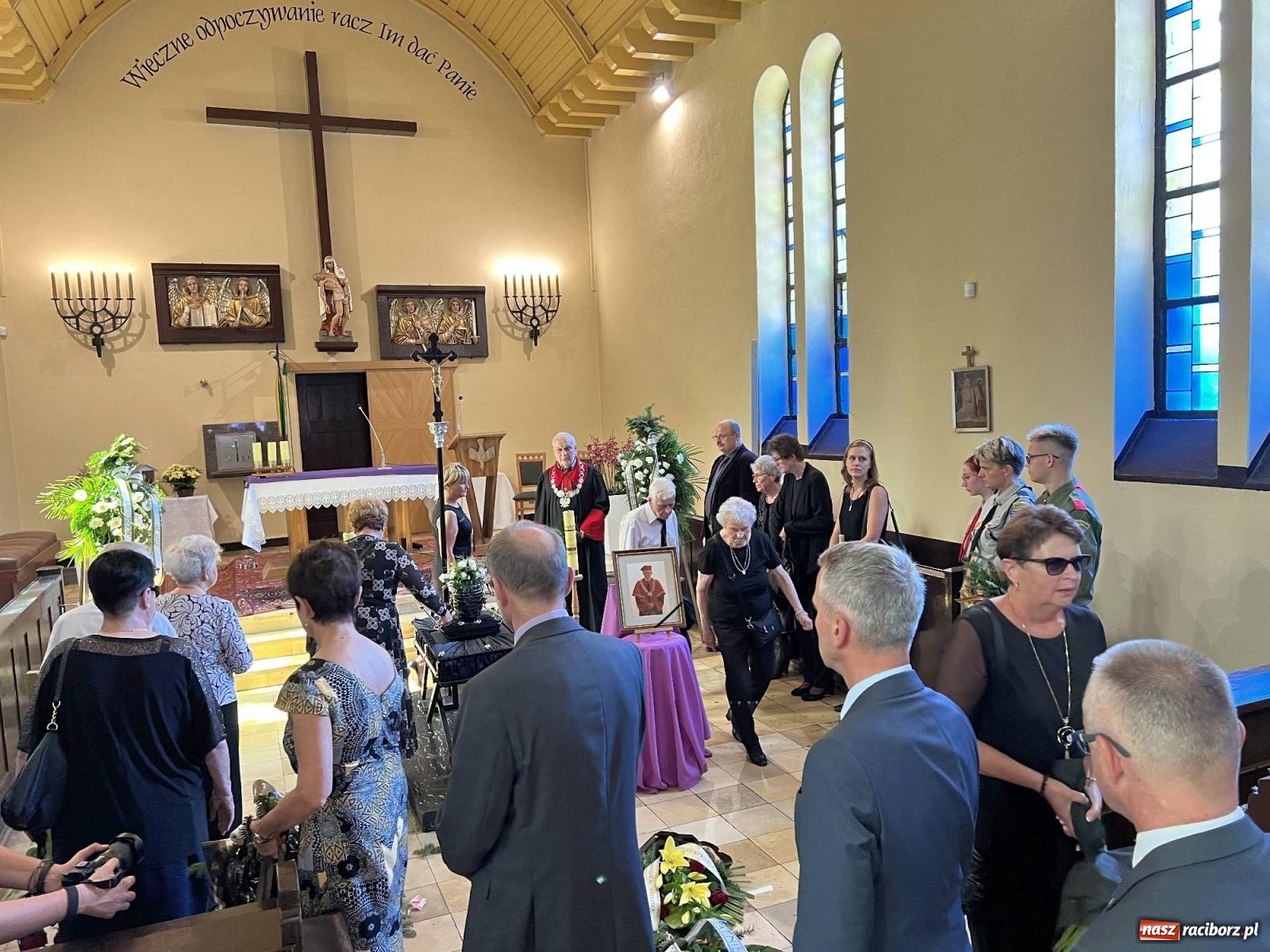 Zdjęcie w galerii na portalu naszraciborz.pl: Na cmentarzu Jeruzalem pożegnano prof. Mariana Kapicę [FOTO i WIDEO] wiadomości z regionu