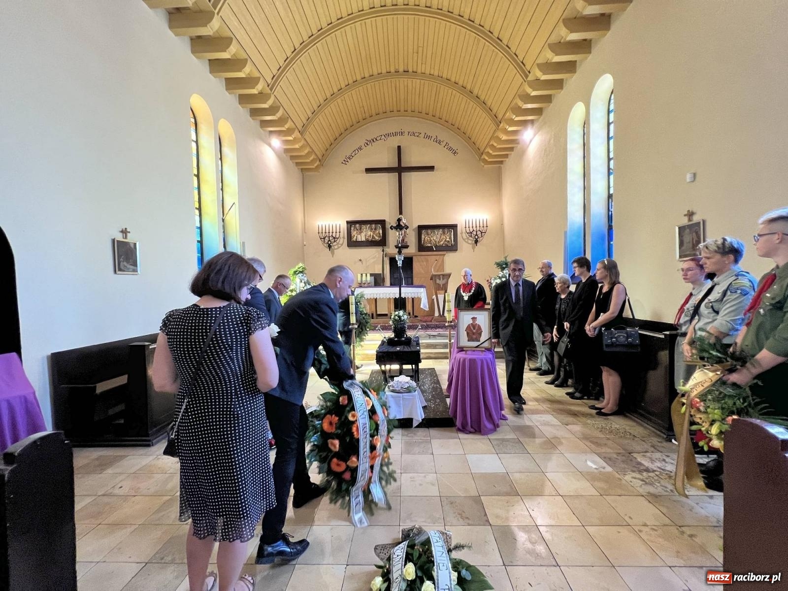 Zdjęcie w galerii na portalu naszraciborz.pl: Na cmentarzu Jeruzalem pożegnano prof. Mariana Kapicę [FOTO i WIDEO] wiadomości z regionu