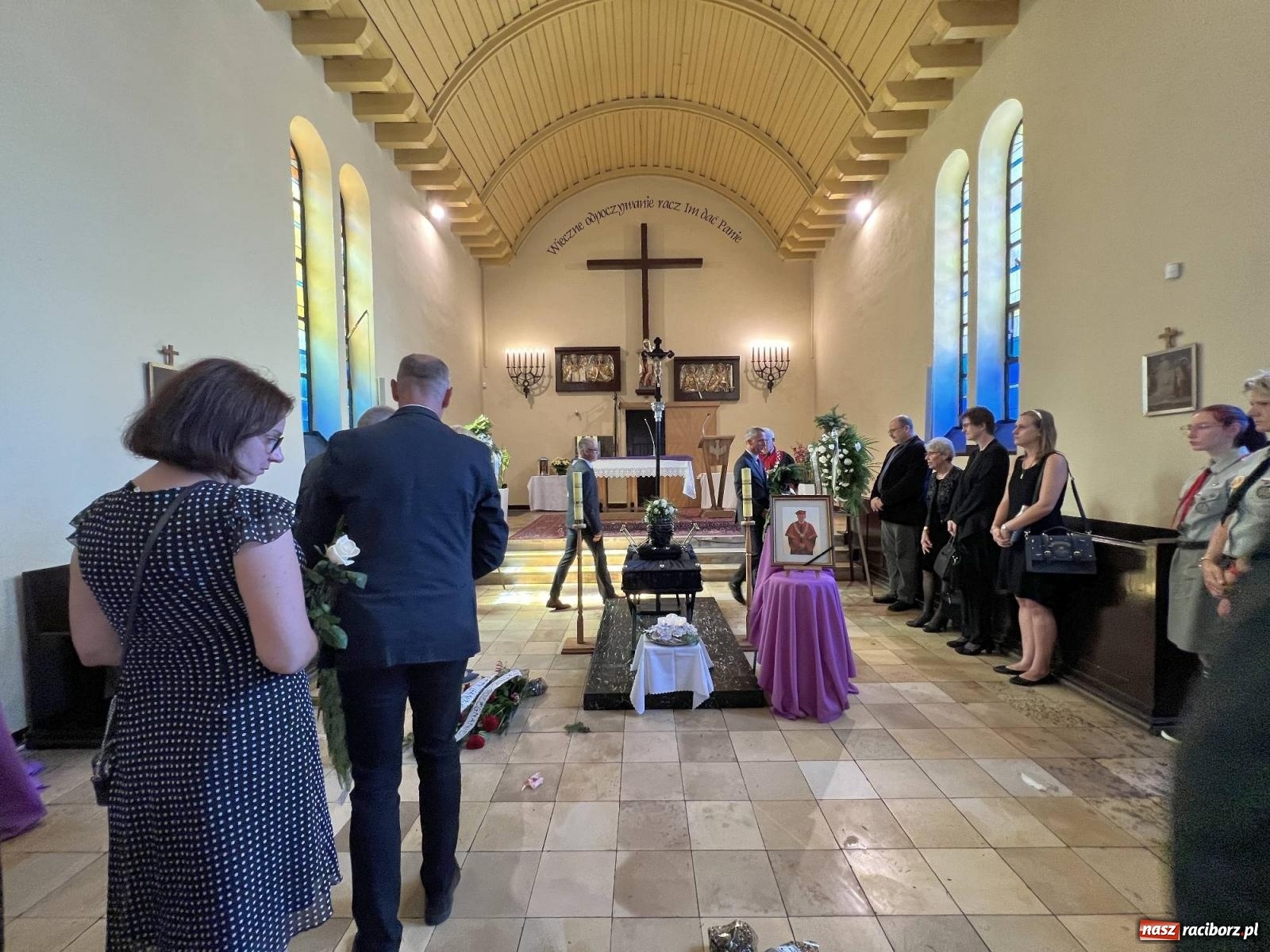 Zdjęcie w galerii na portalu naszraciborz.pl: Na cmentarzu Jeruzalem pożegnano prof. Mariana Kapicę [FOTO i WIDEO] wiadomości z regionu