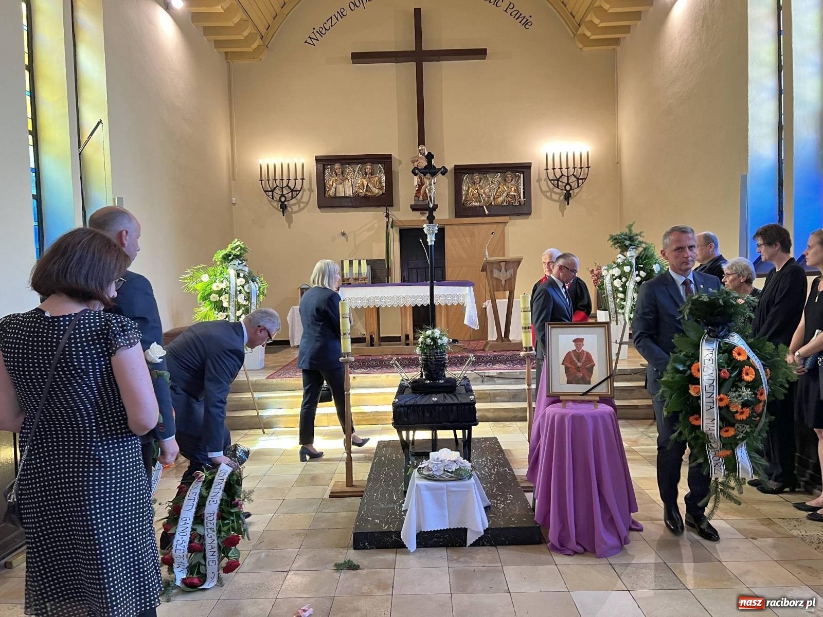 Zdjęcie w galerii na portalu naszraciborz.pl: Na cmentarzu Jeruzalem pożegnano prof. Mariana Kapicę [FOTO i WIDEO] wiadomości z regionu