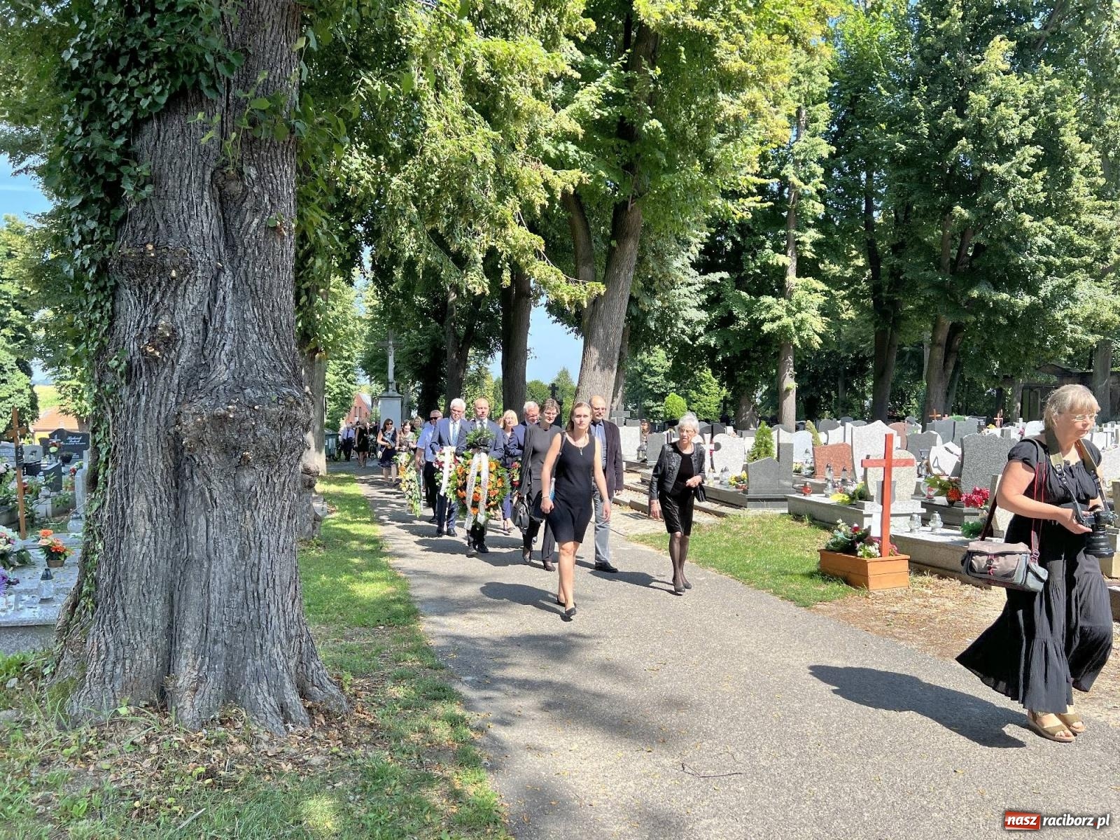 Zdjęcie w galerii na portalu naszraciborz.pl: Na cmentarzu Jeruzalem pożegnano prof. Mariana Kapicę [FOTO i WIDEO] wiadomości z regionu