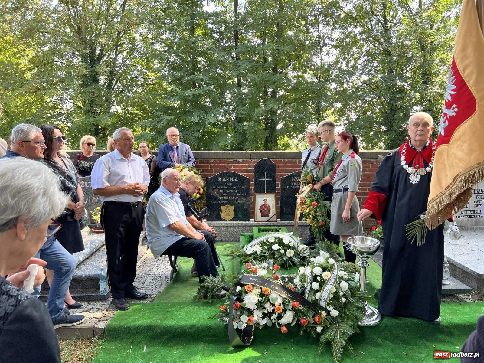 Zdjęcie w galerii na portalu naszraciborz.pl: Na cmentarzu Jeruzalem pożegnano prof. Mariana Kapicę [FOTO i WIDEO] wiadomości z regionu