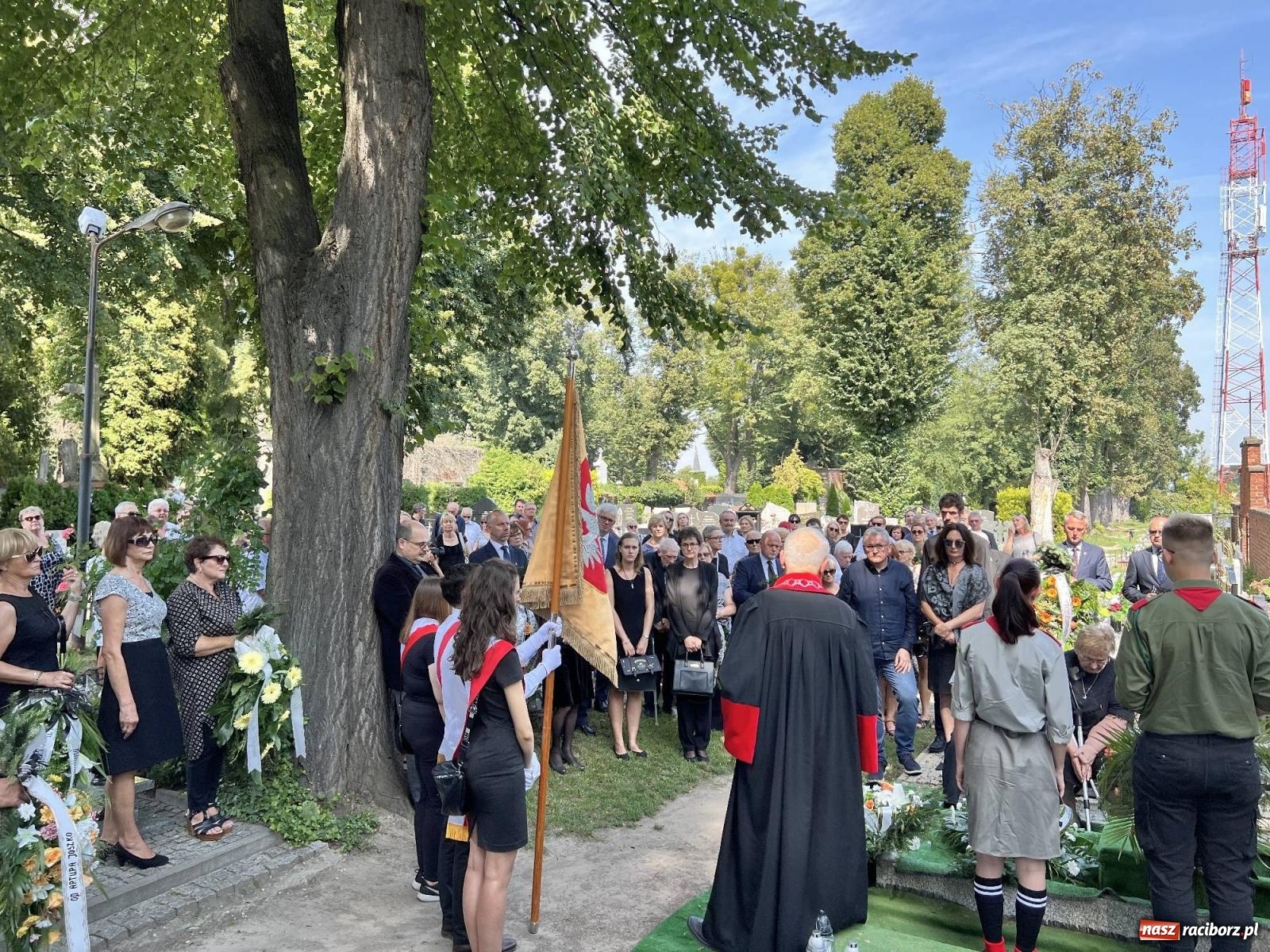 Zdjęcie w galerii na portalu naszraciborz.pl: Na cmentarzu Jeruzalem pożegnano prof. Mariana Kapicę [FOTO i WIDEO] wiadomości z regionu