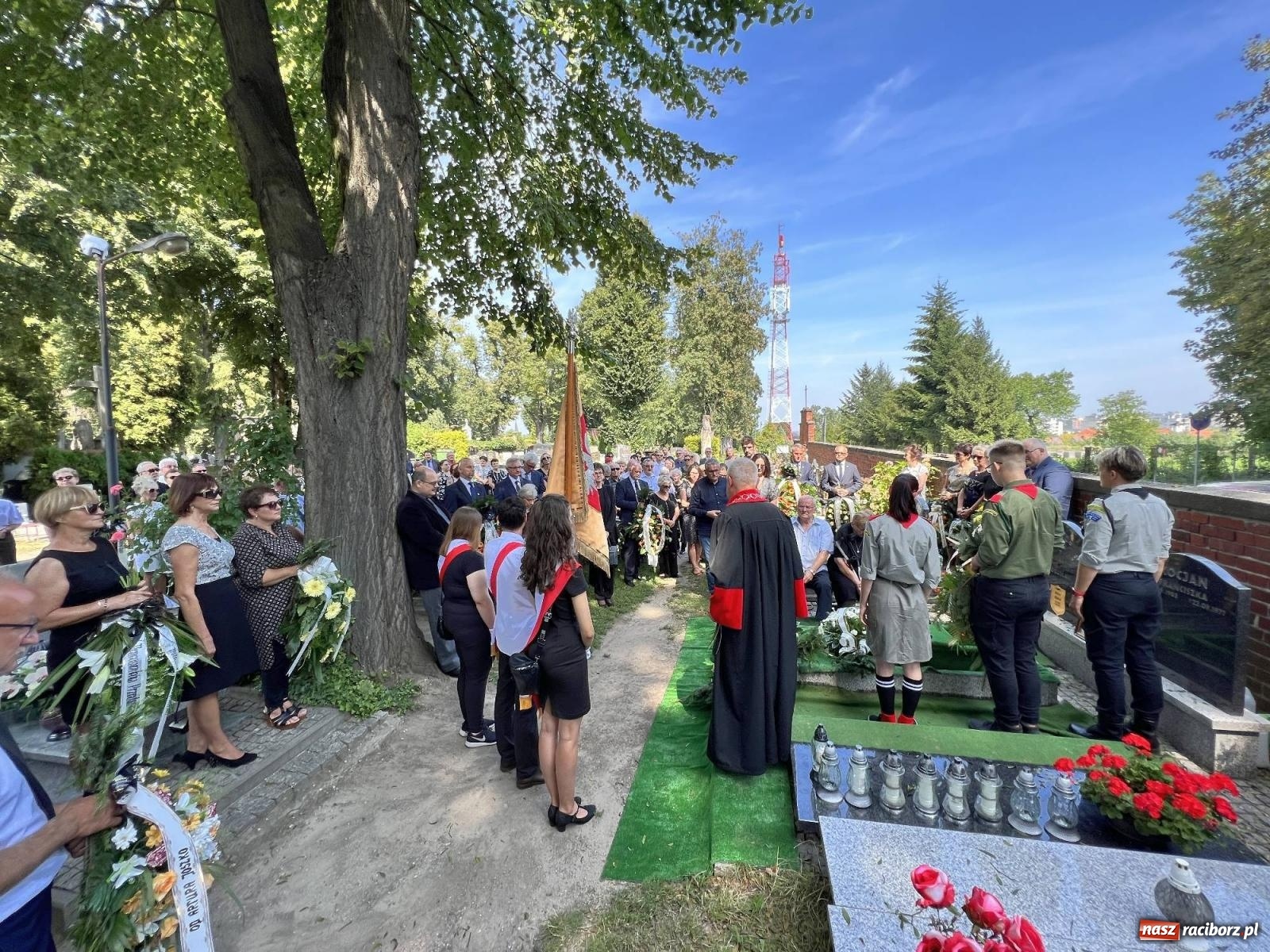 Zdjęcie w galerii na portalu naszraciborz.pl: Na cmentarzu Jeruzalem pożegnano prof. Mariana Kapicę [FOTO i WIDEO] wiadomości z regionu