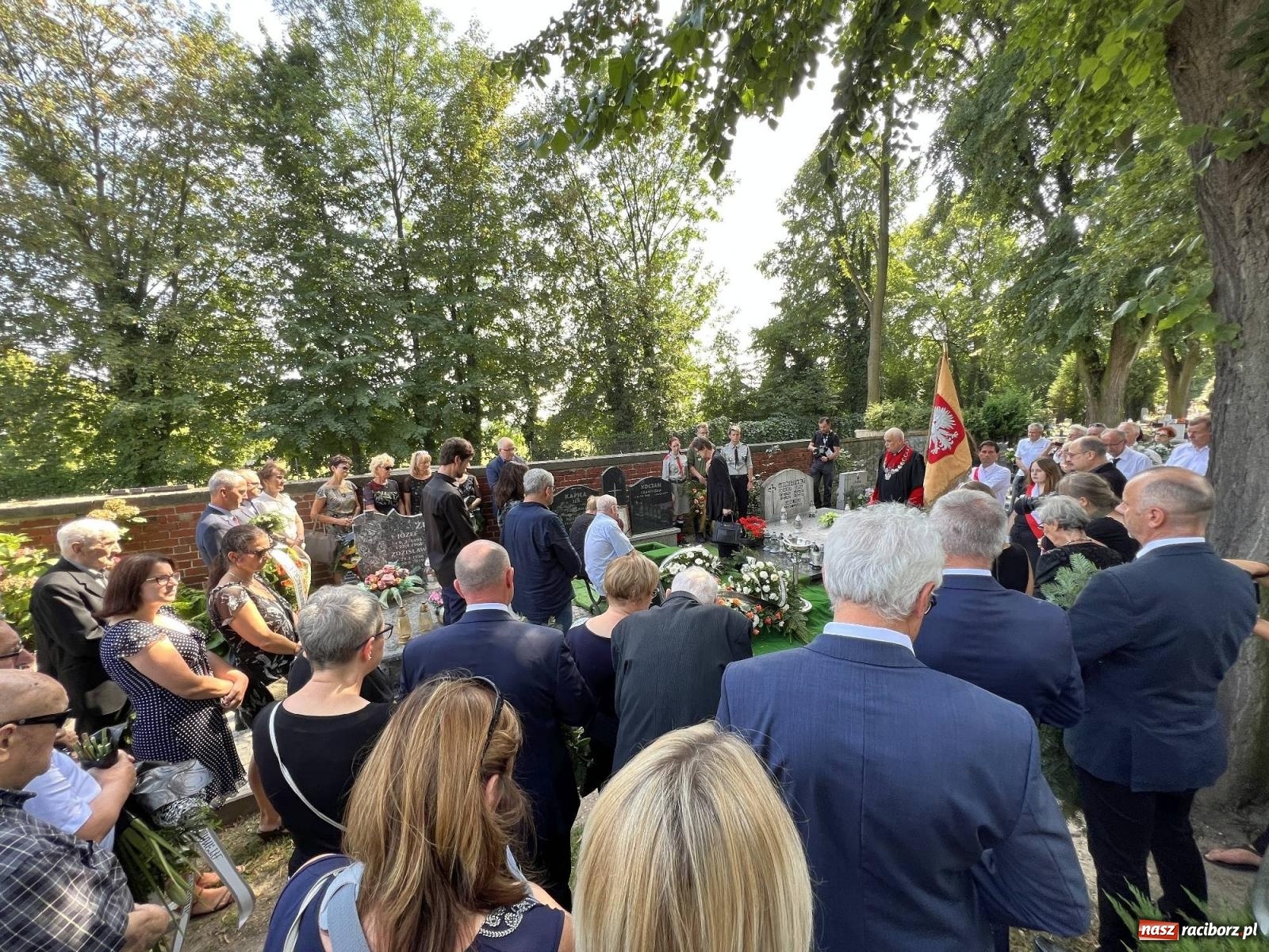 Zdjęcie w galerii na portalu naszraciborz.pl: Na cmentarzu Jeruzalem pożegnano prof. Mariana Kapicę [FOTO i WIDEO] wiadomości z regionu