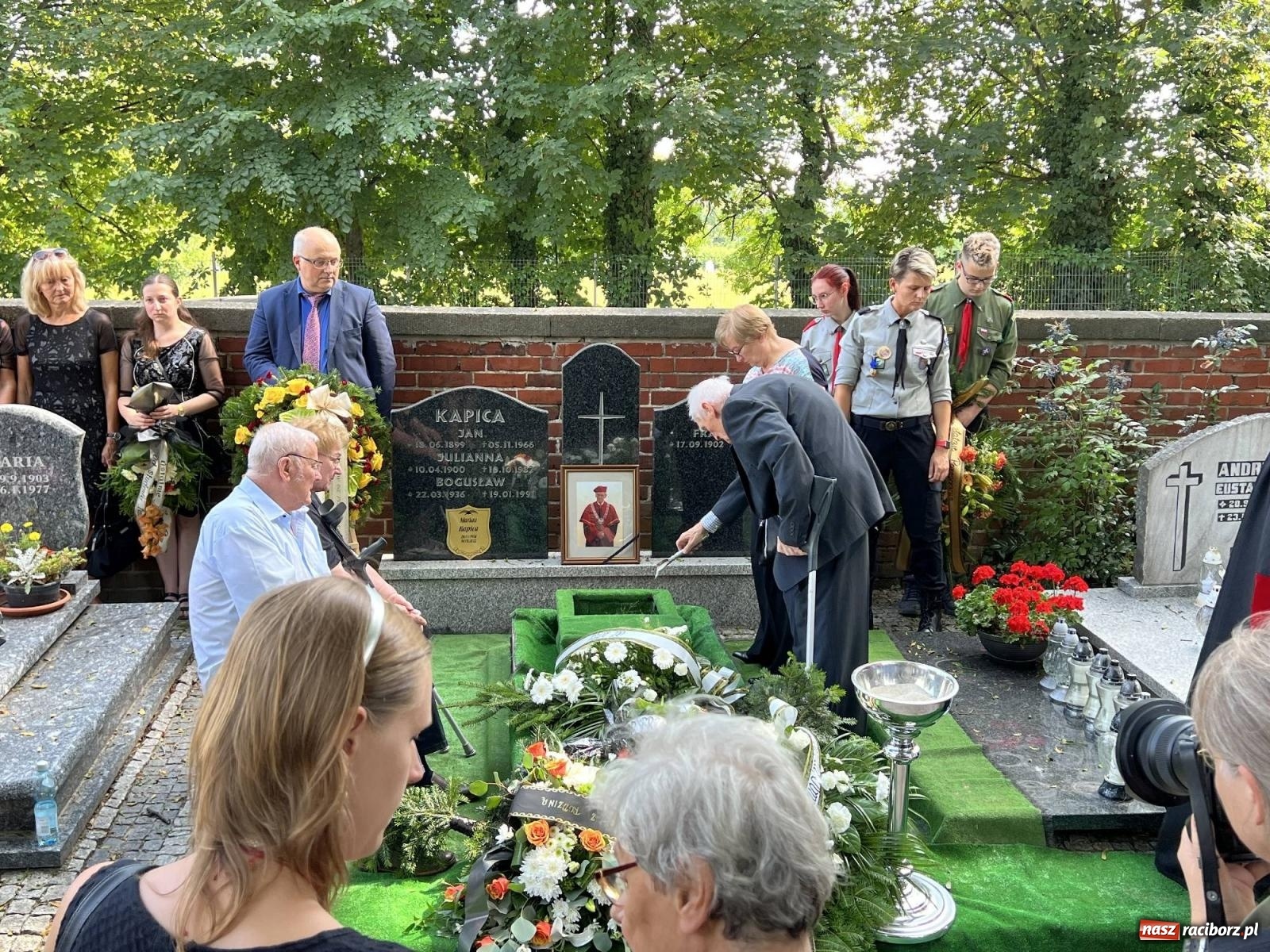 Zdjęcie w galerii na portalu naszraciborz.pl: Na cmentarzu Jeruzalem pożegnano prof. Mariana Kapicę [FOTO i WIDEO] wiadomości z regionu