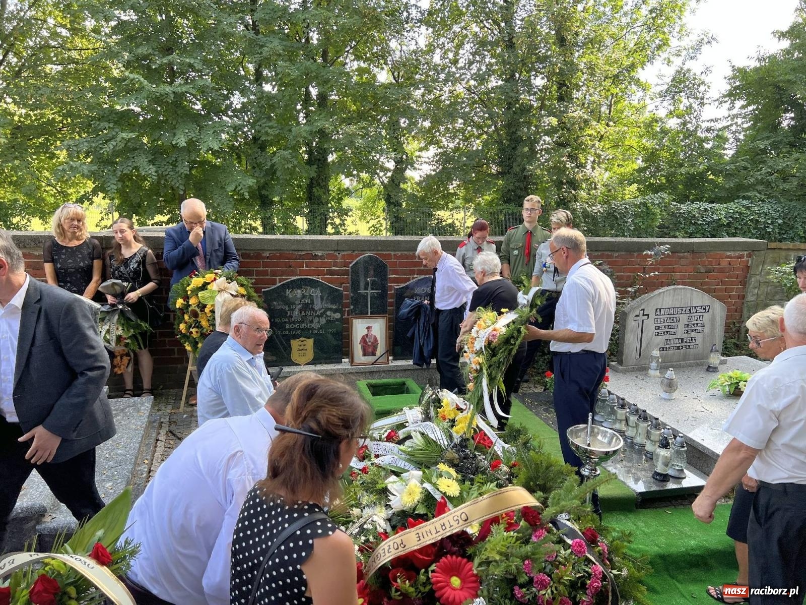 Zdjęcie w galerii na portalu naszraciborz.pl: Na cmentarzu Jeruzalem pożegnano prof. Mariana Kapicę [FOTO i WIDEO] wiadomości z regionu