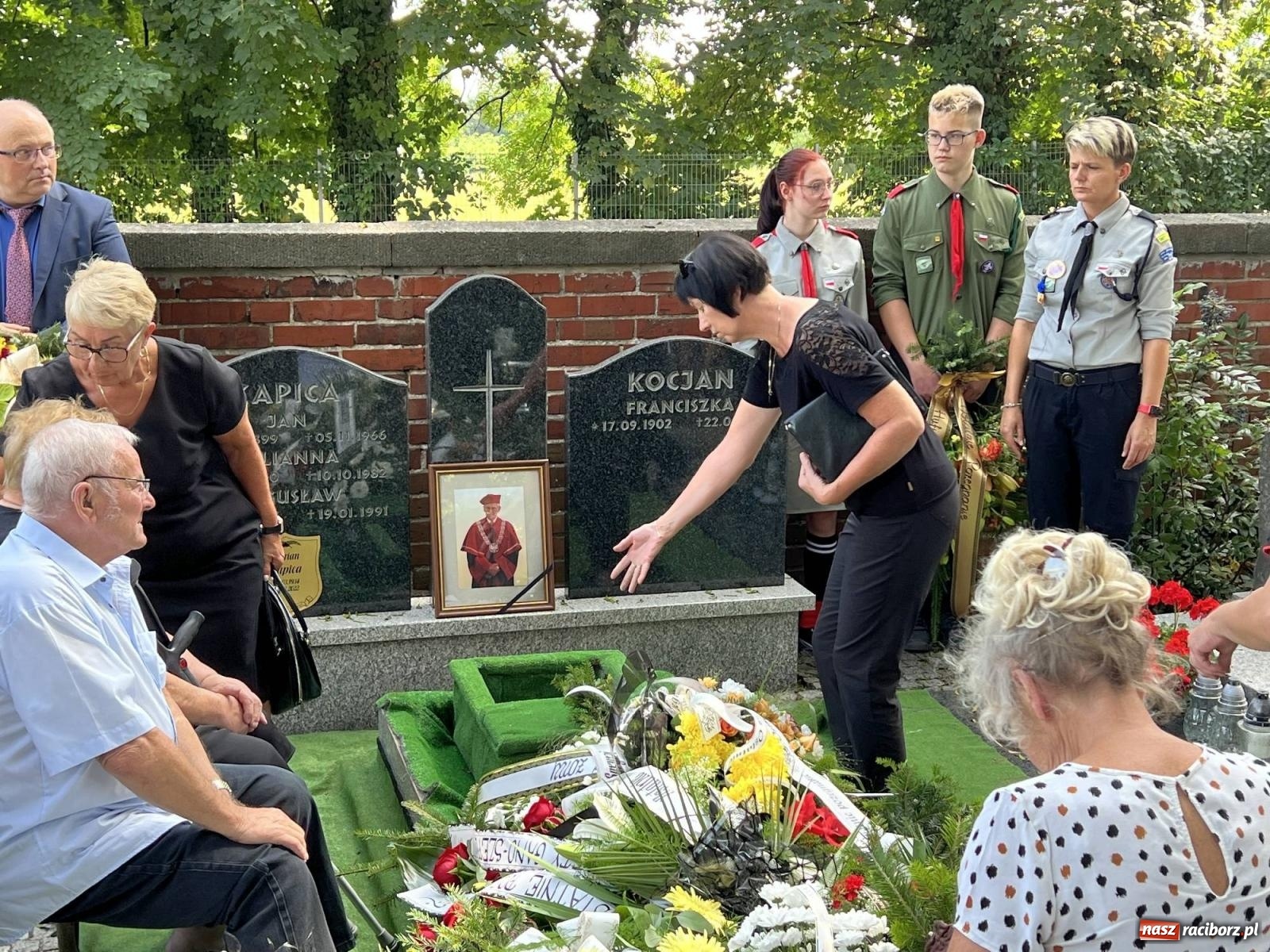 Zdjęcie w galerii na portalu naszraciborz.pl: Na cmentarzu Jeruzalem pożegnano prof. Mariana Kapicę [FOTO i WIDEO] wiadomości z regionu