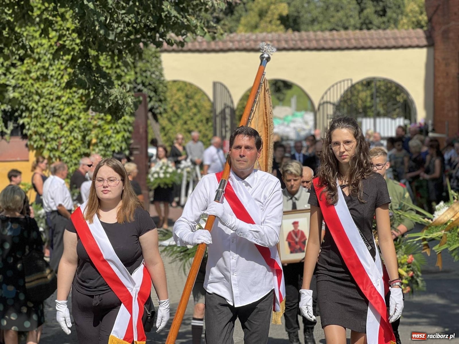Zdjęcie w galerii na portalu naszraciborz.pl: Na cmentarzu Jeruzalem pożegnano prof. Mariana Kapicę [FOTO i WIDEO] wiadomości z regionu