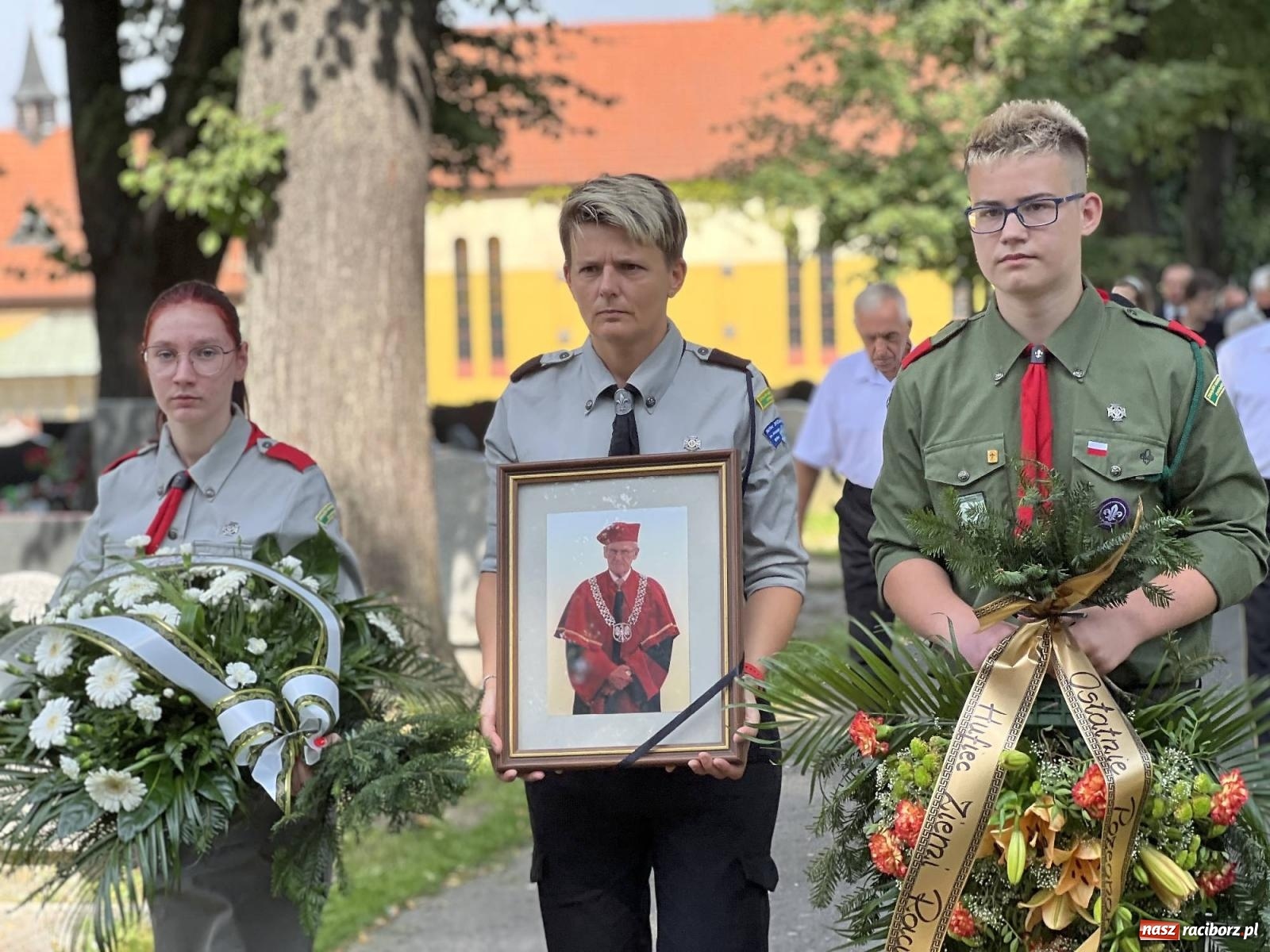Zdjęcie w galerii na portalu naszraciborz.pl: Na cmentarzu Jeruzalem pożegnano prof. Mariana Kapicę [FOTO i WIDEO] wiadomości z regionu