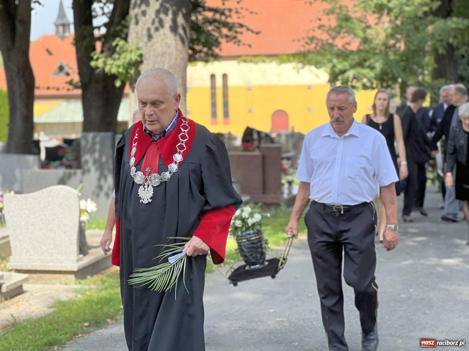 Zdjęcie w galerii na portalu naszraciborz.pl: Na cmentarzu Jeruzalem pożegnano prof. Mariana Kapicę [FOTO i WIDEO] wiadomości z regionu