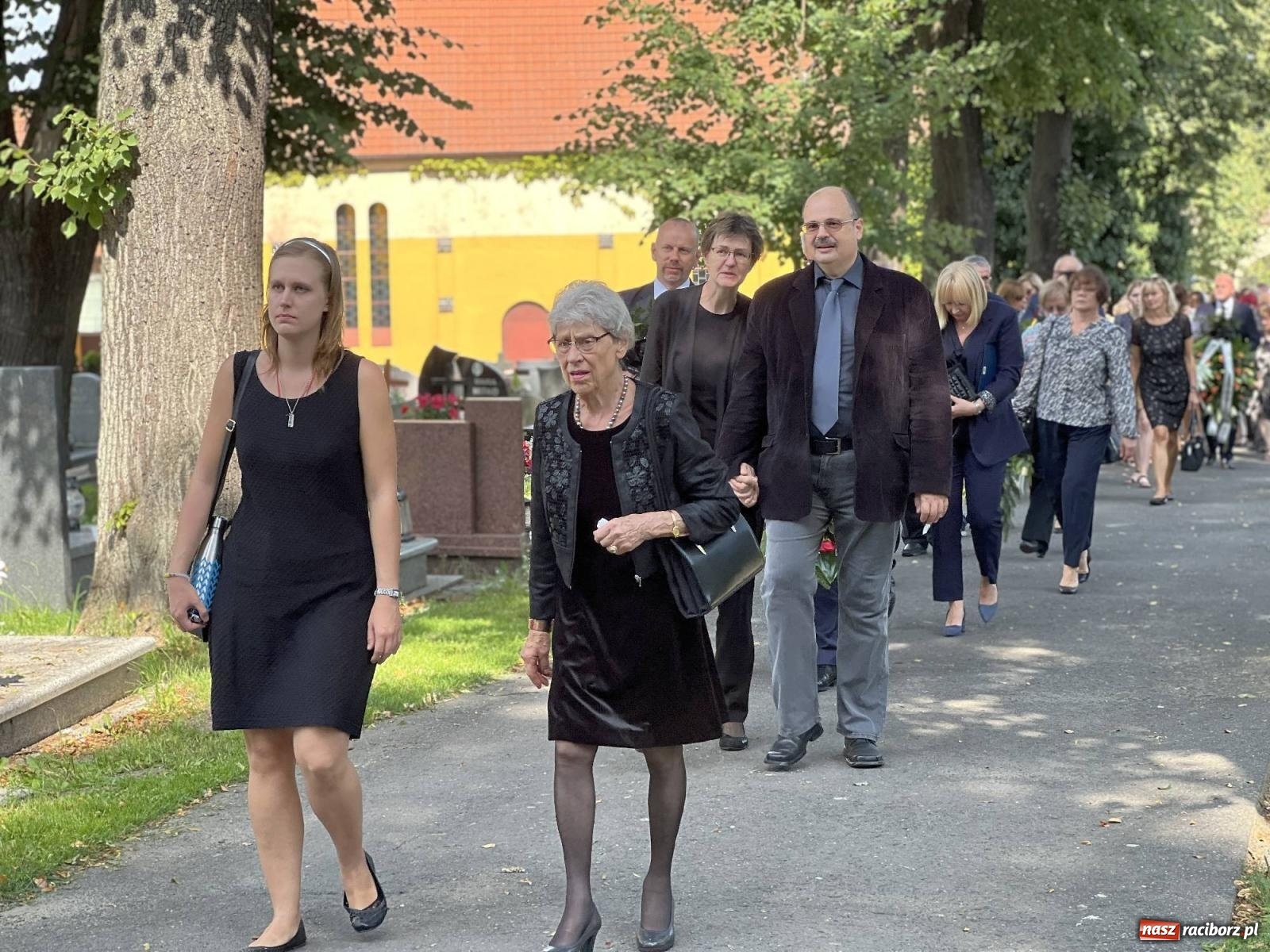 Zdjęcie w galerii na portalu naszraciborz.pl: Na cmentarzu Jeruzalem pożegnano prof. Mariana Kapicę [FOTO i WIDEO] wiadomości z regionu