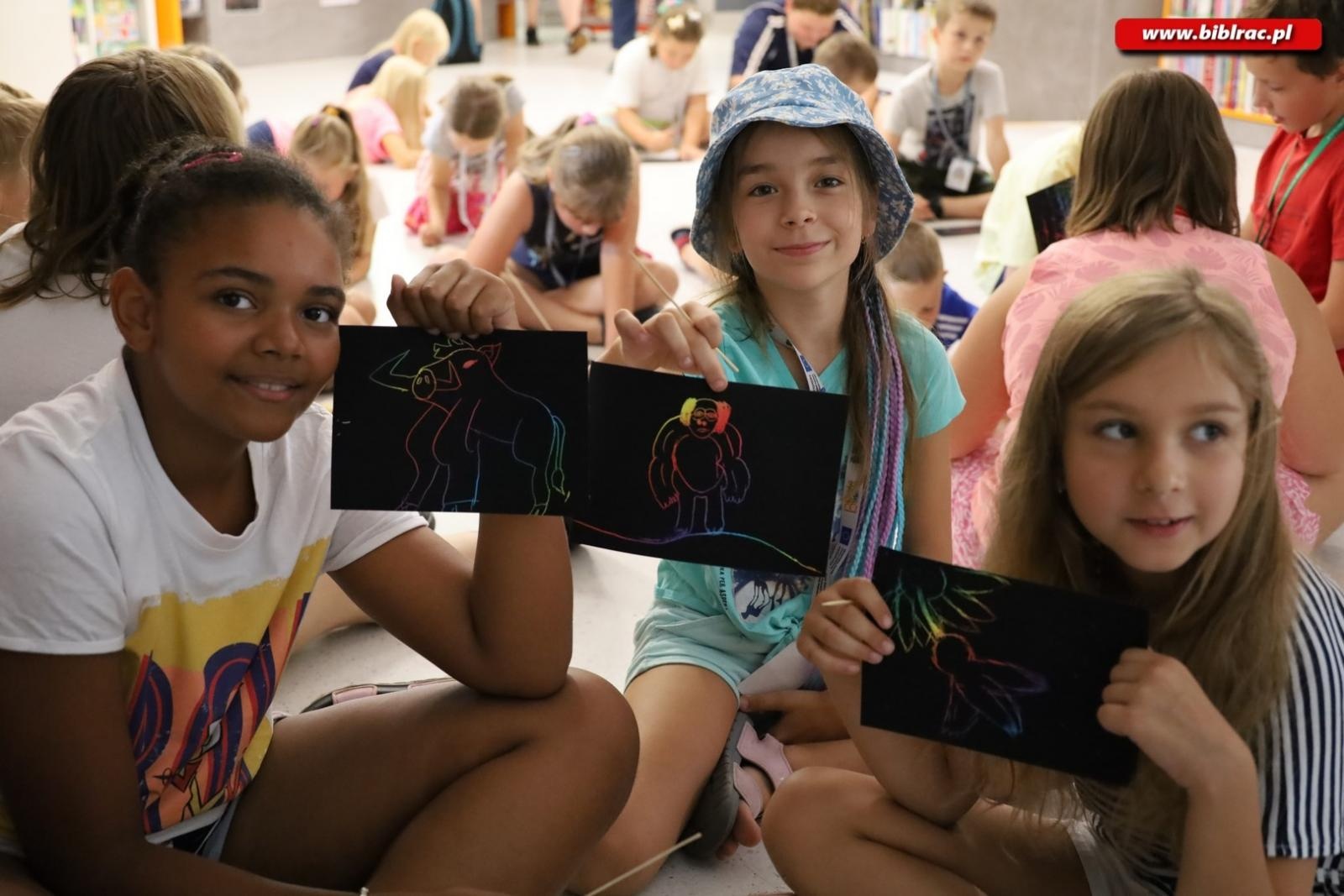 Zdjęcie w galerii na portalu naszraciborz.pl: Baśniowe Lato z Biblioteką w podróży do Wiosek Świata wiadomości z regionu