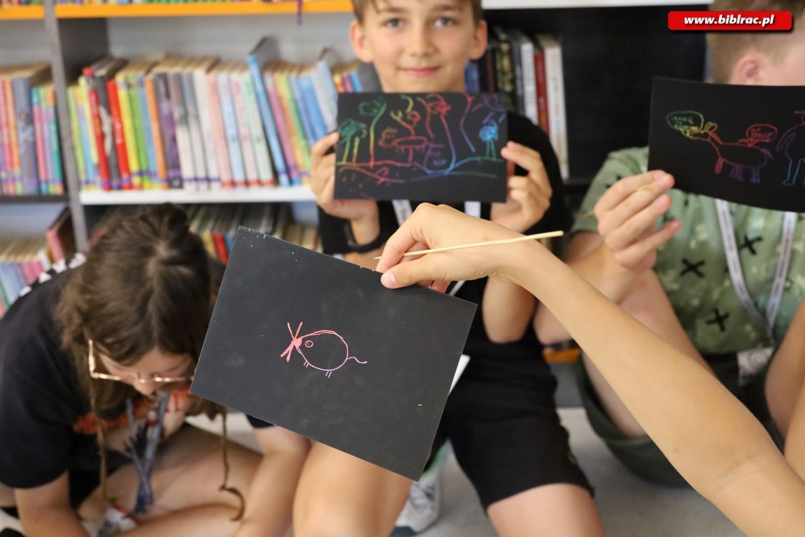 Zdjęcie w galerii na portalu naszraciborz.pl: Baśniowe Lato z Biblioteką w podróży do Wiosek Świata wiadomości z regionu