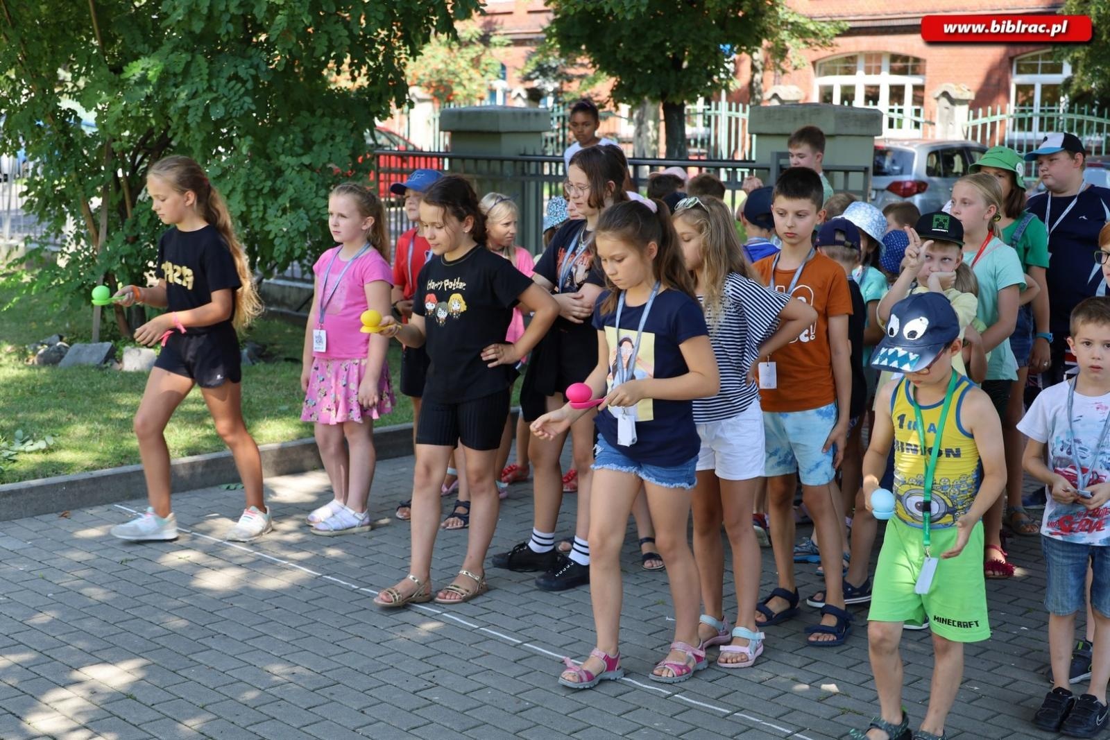 Zdjęcie w galerii na portalu naszraciborz.pl: Baśniowe Lato z Biblioteką w podróży do Wiosek Świata wiadomości z regionu
