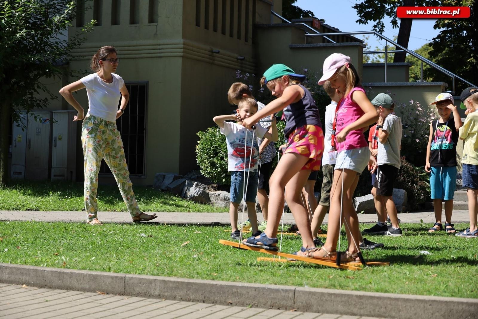 Zdjęcie w galerii na portalu naszraciborz.pl: Baśniowe Lato z Biblioteką w podróży do Wiosek Świata wiadomości z regionu