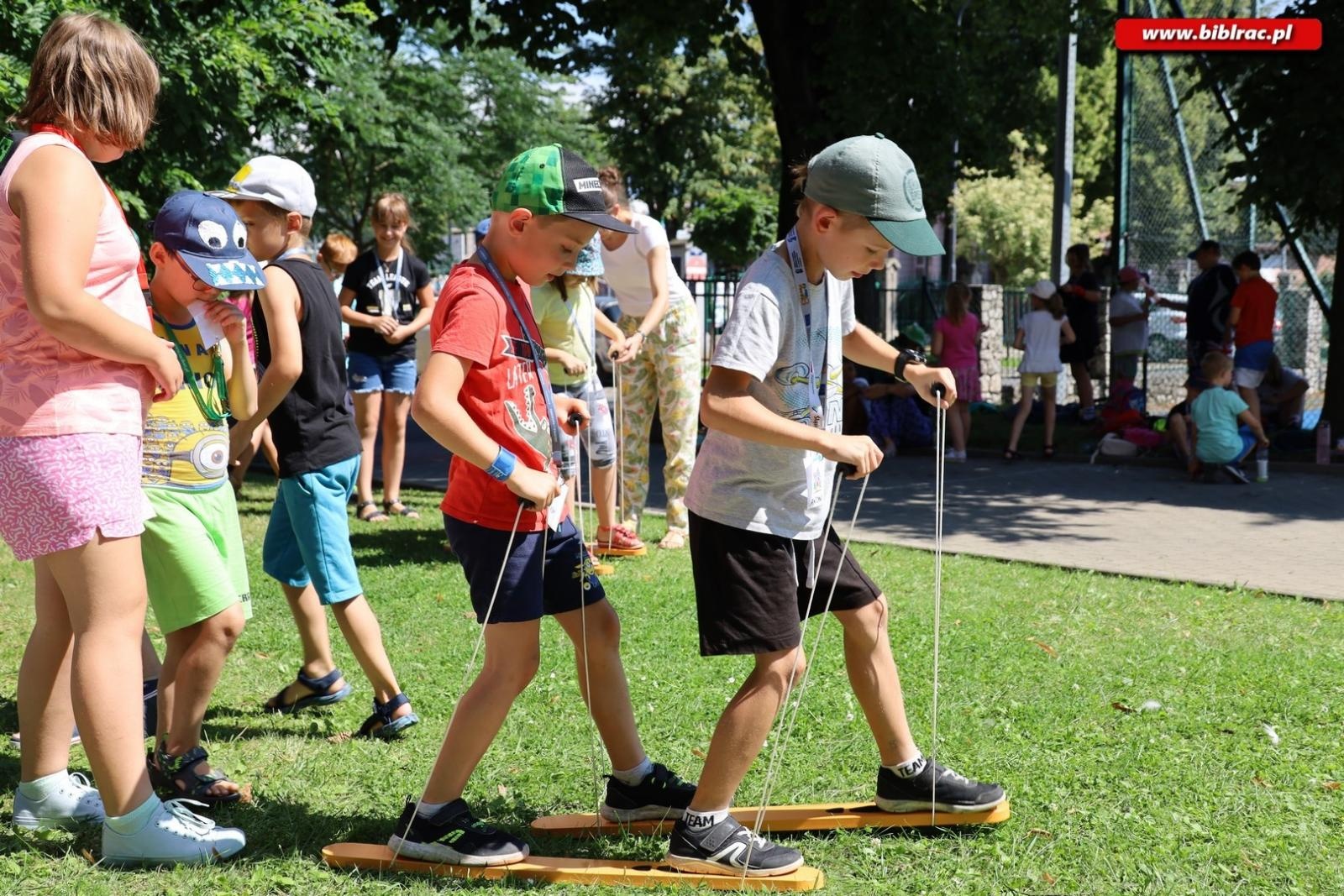 Zdjęcie w galerii na portalu naszraciborz.pl: Baśniowe Lato z Biblioteką w podróży do Wiosek Świata wiadomości z regionu