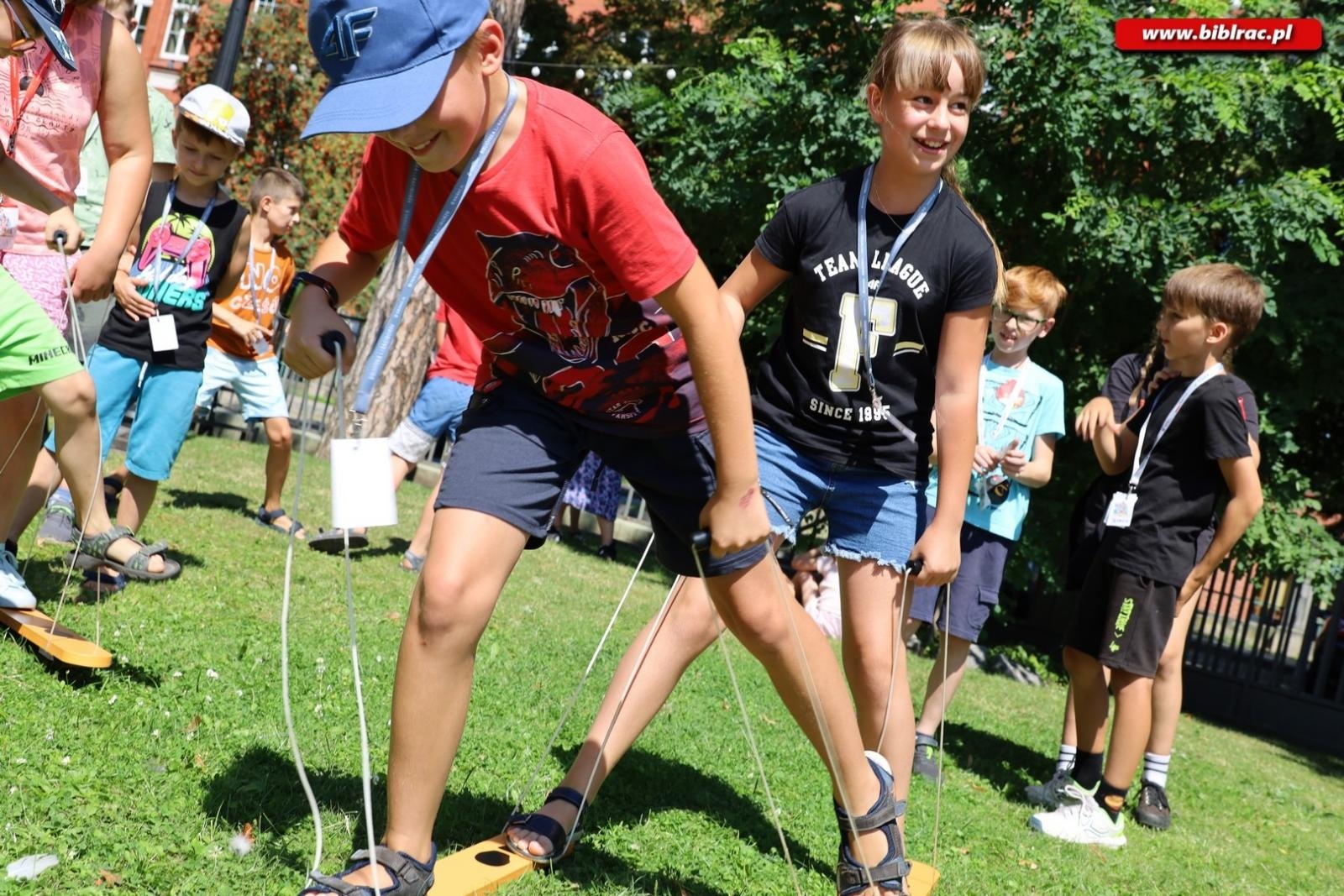 Zdjęcie w galerii na portalu naszraciborz.pl: Baśniowe Lato z Biblioteką w podróży do Wiosek Świata wiadomości z regionu