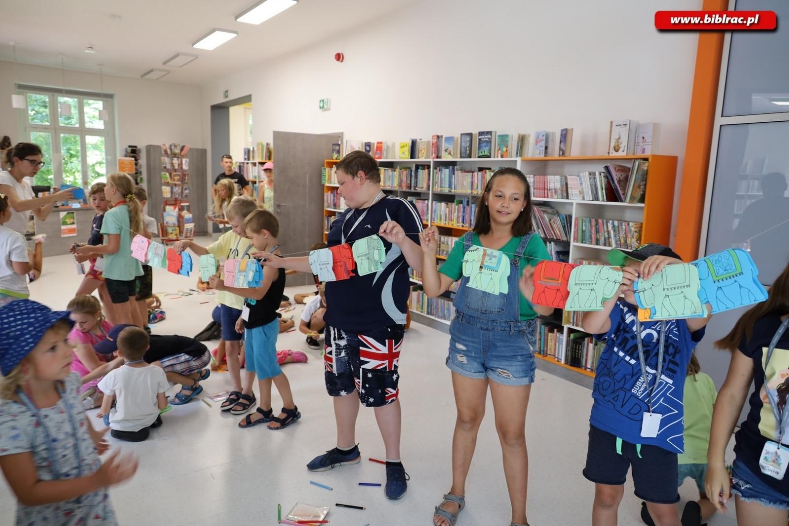 Zdjęcie w galerii na portalu naszraciborz.pl: Baśniowe Lato z Biblioteką w podróży do Wiosek Świata wiadomości z regionu