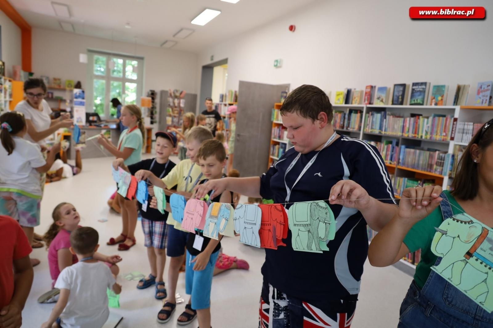 Zdjęcie w galerii na portalu naszraciborz.pl: Baśniowe Lato z Biblioteką w podróży do Wiosek Świata wiadomości z regionu