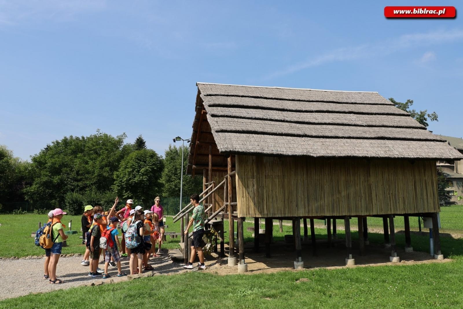 Zdjęcie w galerii na portalu naszraciborz.pl: Baśniowe Lato z Biblioteką w podróży do Wiosek Świata wiadomości z regionu