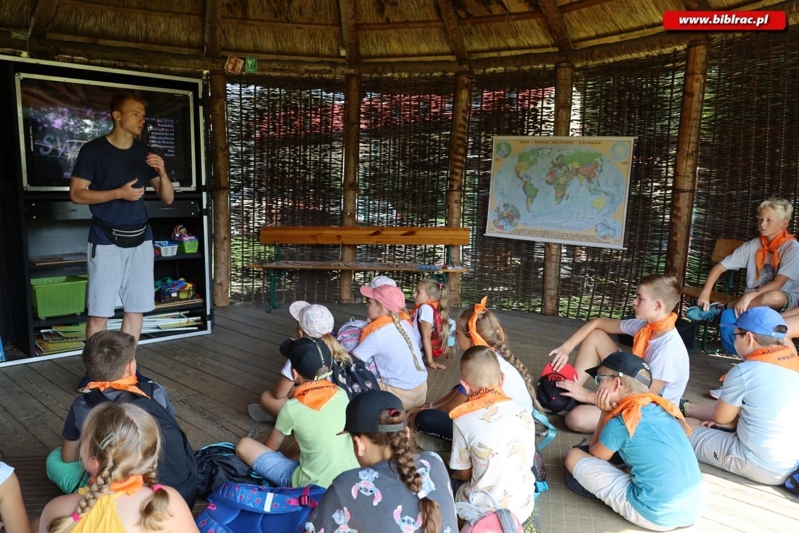 Zdjęcie w galerii na portalu naszraciborz.pl: Baśniowe Lato z Biblioteką w podróży do Wiosek Świata wiadomości z regionu