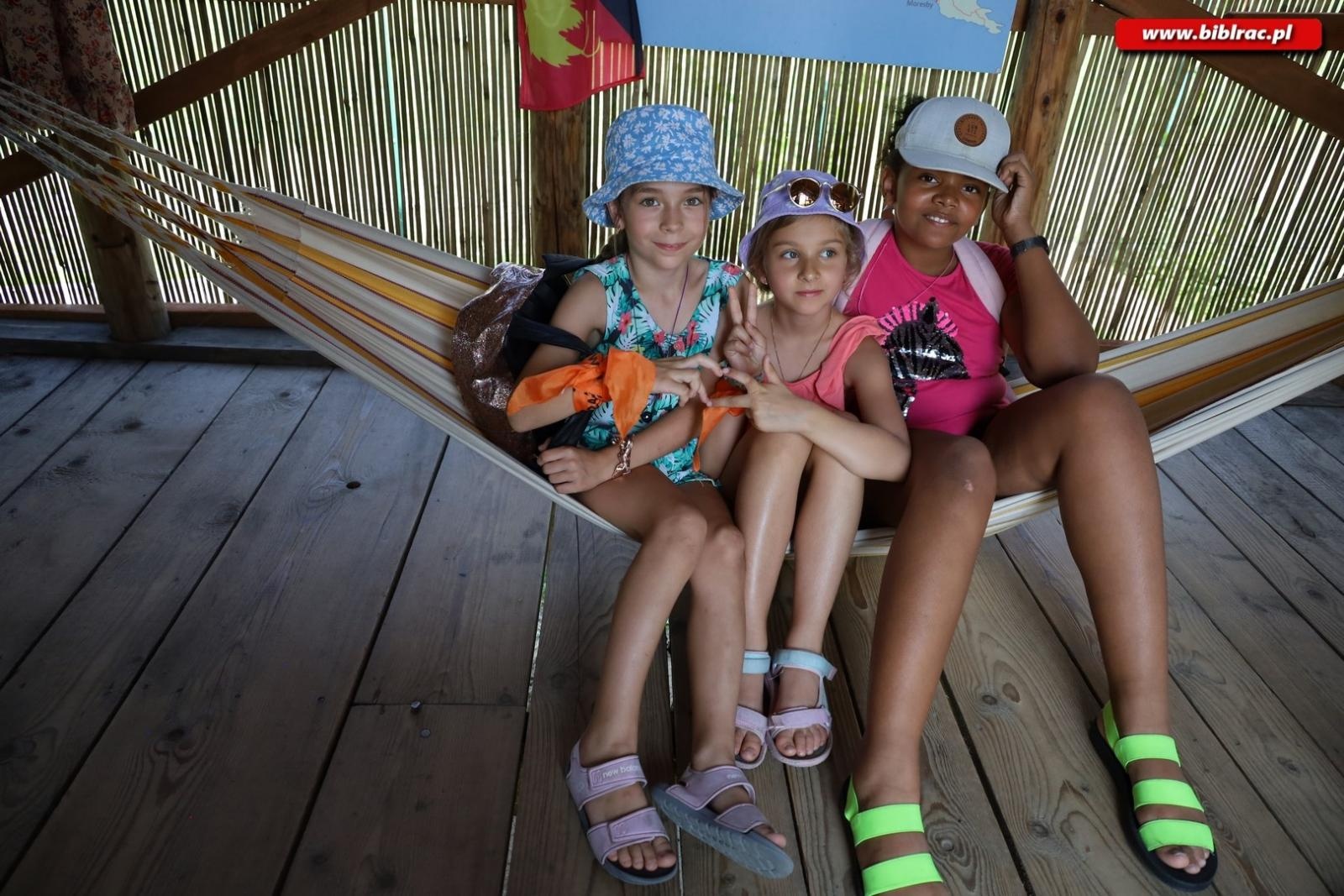 Zdjęcie w galerii na portalu naszraciborz.pl: Baśniowe Lato z Biblioteką w podróży do Wiosek Świata wiadomości z regionu