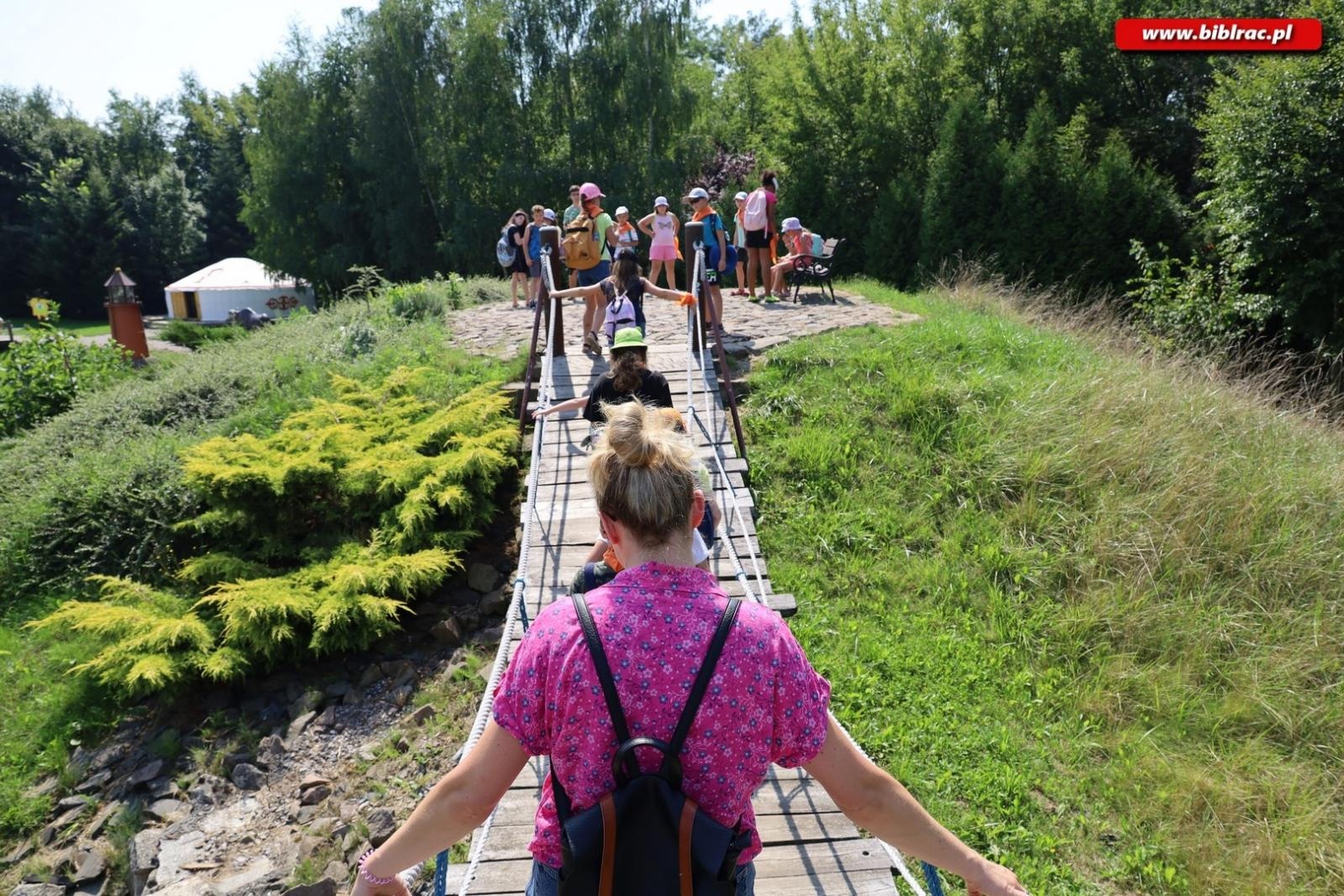 Zdjęcie w galerii na portalu naszraciborz.pl: Baśniowe Lato z Biblioteką w podróży do Wiosek Świata wiadomości z regionu