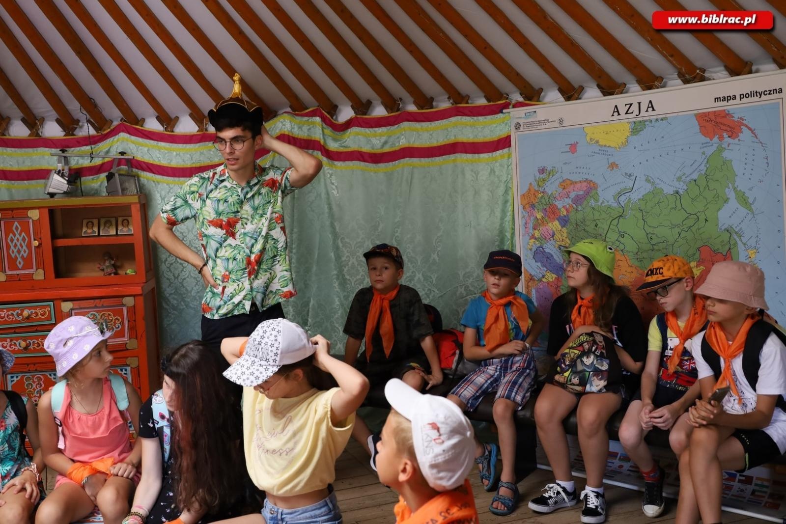 Zdjęcie w galerii na portalu naszraciborz.pl: Baśniowe Lato z Biblioteką w podróży do Wiosek Świata wiadomości z regionu